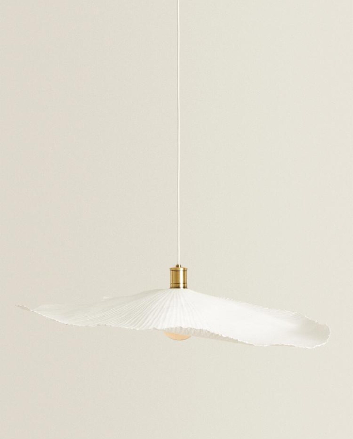 GROTE HANGLAMP79,99 EUREcru hanglamp met dubbel blad en goudkleurig detail.De kabel is 106 cm lang en de lampenkap 78 cm ZARA