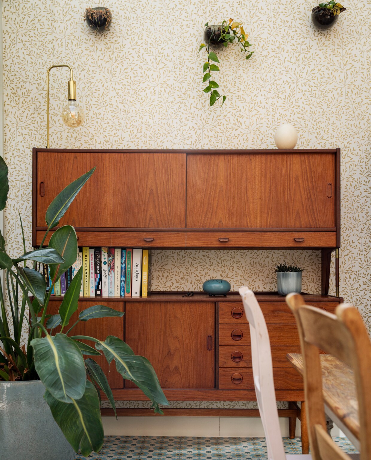Vloertegels Impermo, kast Møbelfabrik, lamp Sissy-Boy, muurplanten en potten Bolia. Grote plant en pot Van Uytsel, stoelen markt Marollen, tafel brocante. Overig onbekend. vtwonen 10-2023 | styling Ilona Jongepier | fotografie Dana van Leeuwen