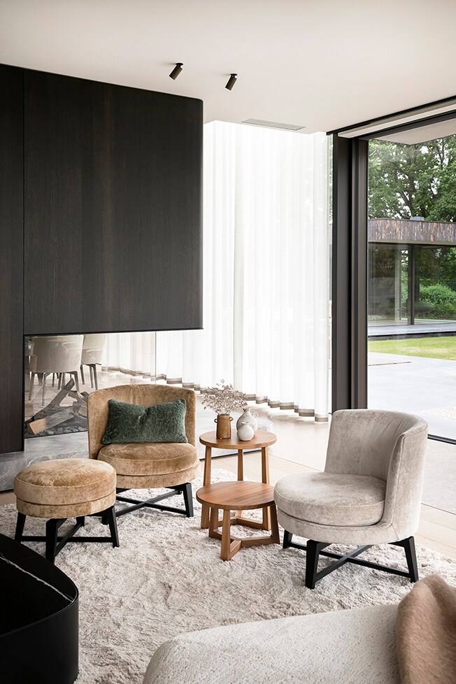 De comfortabele en draaibare fauteuils Feel Good van Flexform kunnen als extra zitplaatsen bij de zitbank gezet worden, maar vormen ook een op zichzelf staand leeshoekje tezamen met de bijzettafeltjes Jiff van Flexform. Jonah Samyn