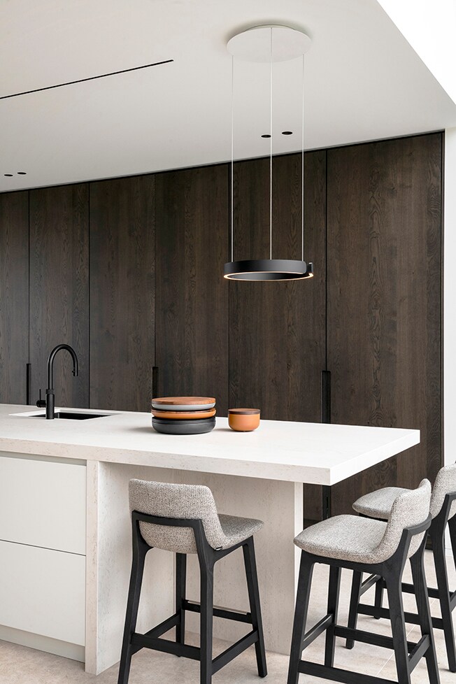 De keuken is op maat gemaakt door Heremans Keukens. Het werkblad is van Dekton, type Danae uit de Natural-collectie. Jonah Samyn