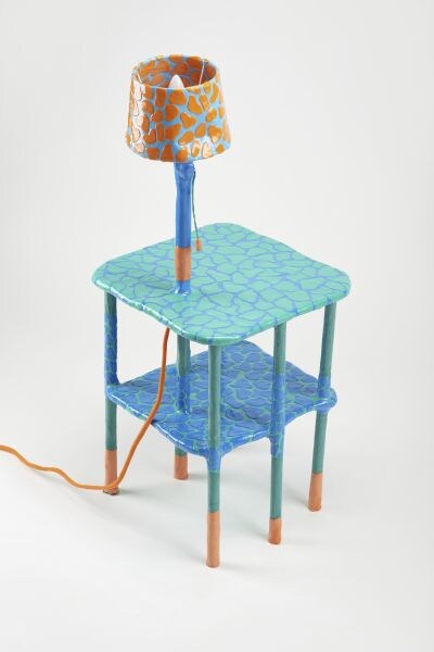 Nighttable with Lamp, gemaakt van afgedankte spullen uit de kringloop, geheel verpakt in Play-Doh. Diego Faivre