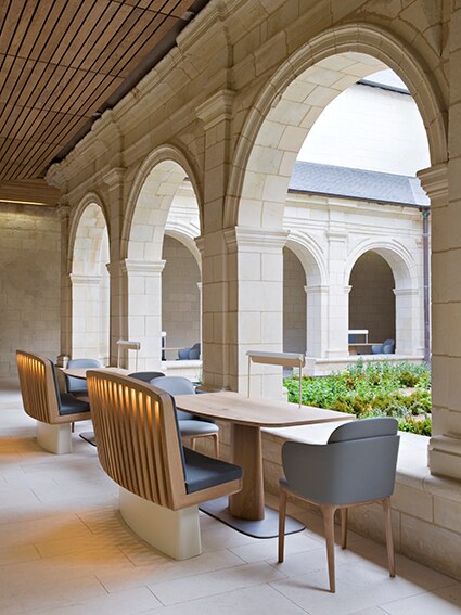 Het door Unesco beschermde klooster Saint-Lazare in de abdij van Fontevraud in de Loirestreek is in 2014 verbouwd tot hotel-restaurant. Patrick Jouin vertaalde de soberheid van de zevenhonderd jaar oude architectuur naar slimme meubels en microarchitectuur. De oude eetzaal, verbouwd tot multifunctionele ontvangstruimte, straalt nog steeds een gemeenschapsgevoel uit. Het interieur van het restaurant, dat deels in de kloosteromgang ligt, blinkt uit door eenvoud. ’We wilden voorkomen dat bezoekers vergeten waar ze zijn.’ Topdesigner Patrick Jouin
