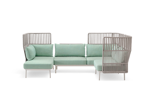 Reva Twist voor Pedrali (2020). Jouin liet zich inspireren door de traditionele Indische charpoy, een multifunctioneel bed van hout en koord, en maakte er deze comfortabele buitenbank van. Topdesigner Patrick Jouin