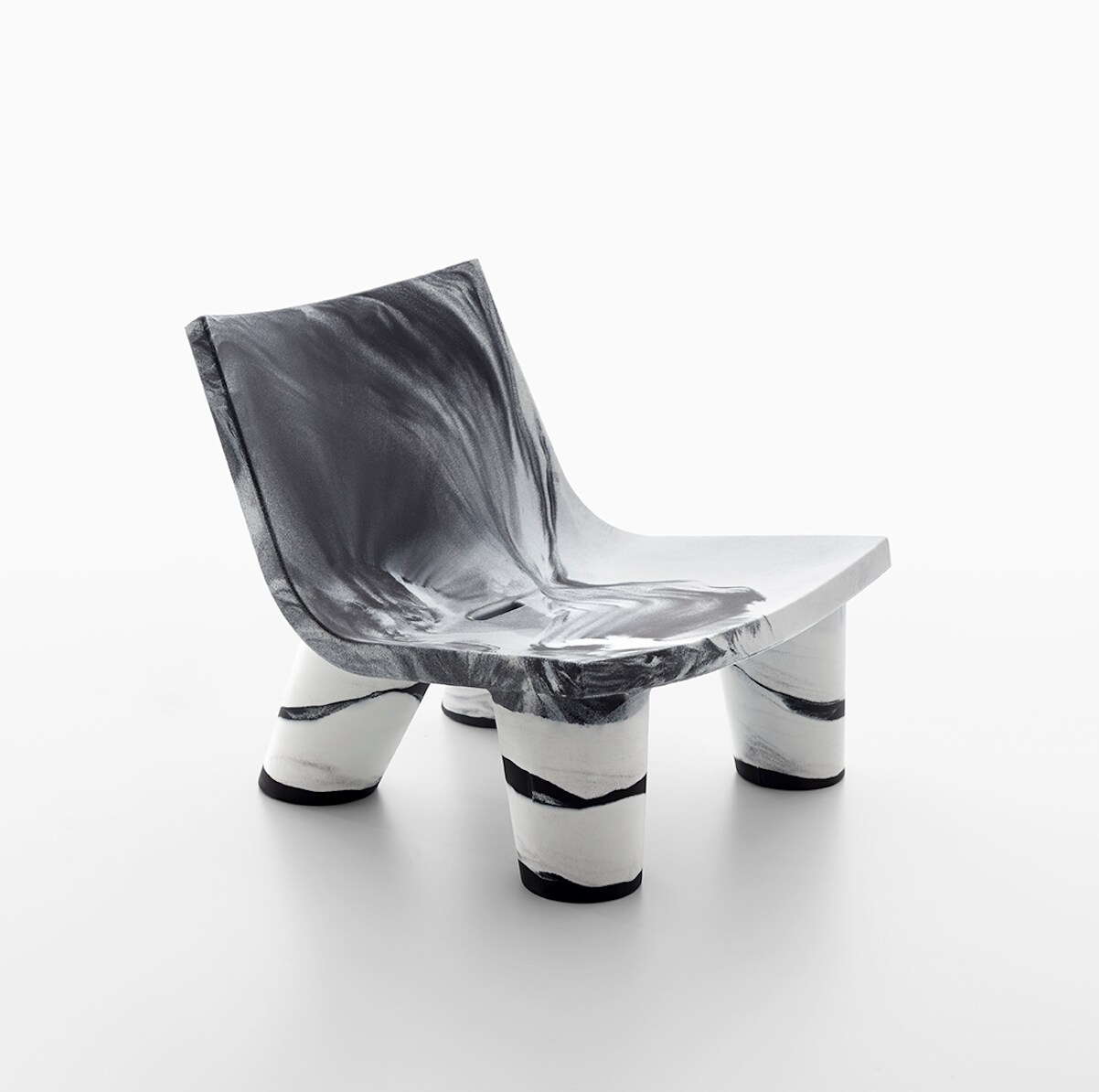 Low Lita voor Slide, een iconische outdoorfauteuil. Interview met topontwerper Paola Navone