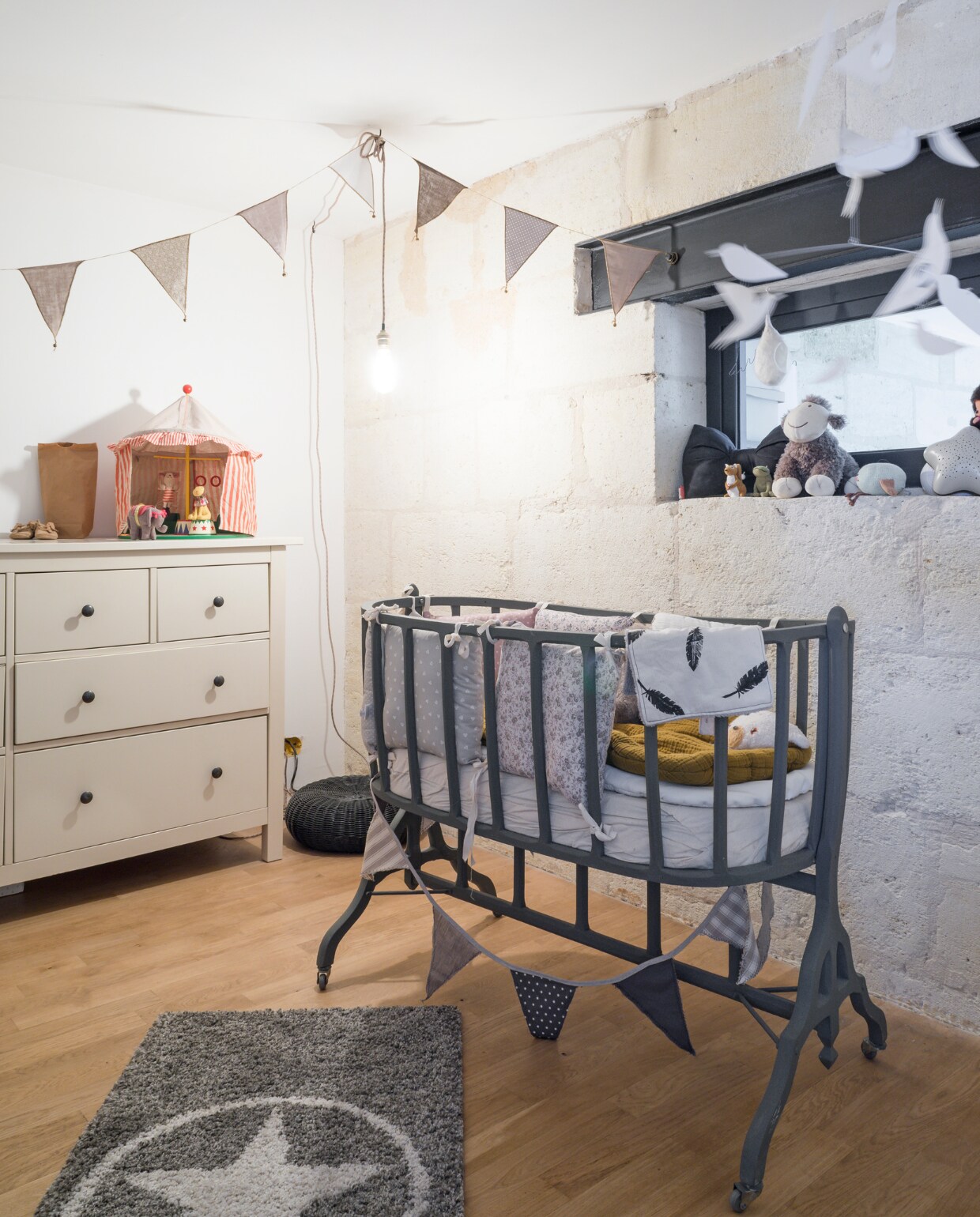 Het ladekastje is van Ikea, het vloerkleed komt van de bouwmarkt, de kussentjes zijn gekocht op www.alittlemarket.com. Het circusje is van het Deense label Maileg. vtwonen 03-2015 | Fotografie Julien Fernandez / amandinejules.com