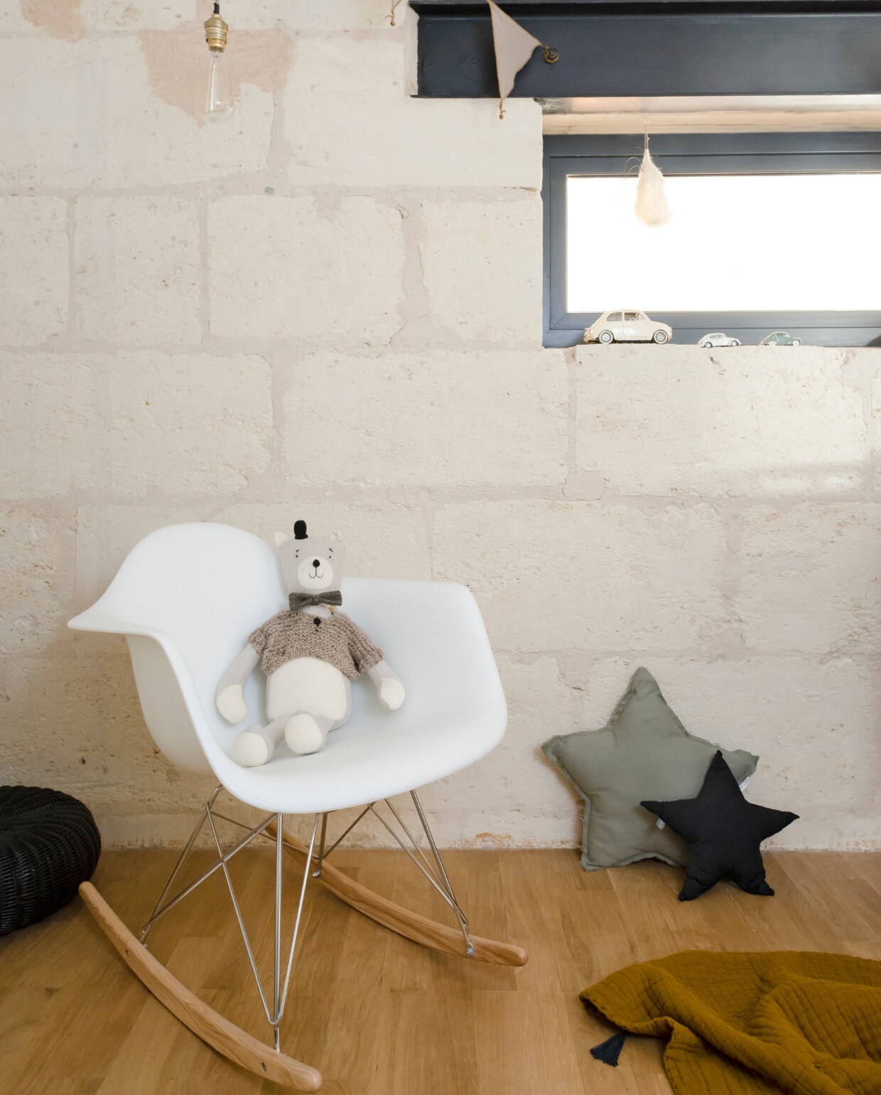 Zachtjes schommelen met de baby in Eames’ Rocking Chair (Vitra). De kussens zijn zelfgemaakt, de knuffel was een geboortecadeau. vtwonen 03-2015 | Fotografie Julien Fernandez / amandinejules.com