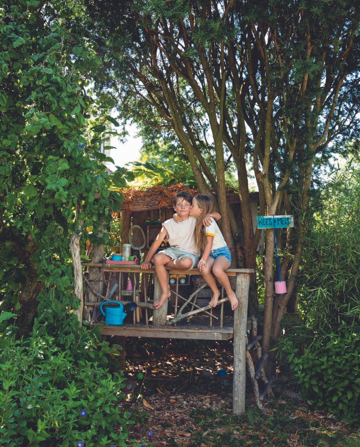 Boomhut zelfgemaakt, gieter Intratuin. vtwonen 07-2024 | styling Ilona Jongepier | fotografie Dana van Leeuwen