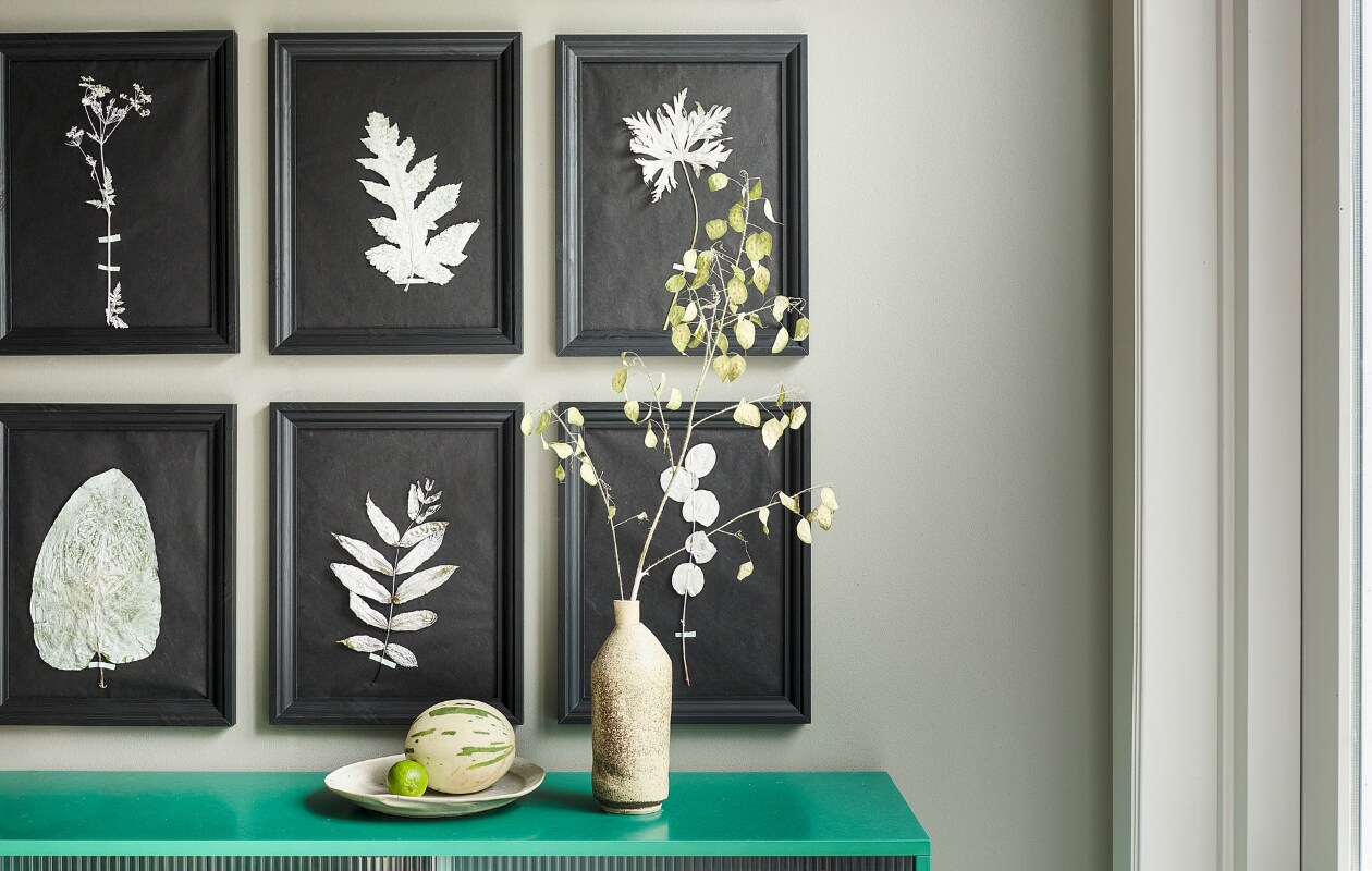 Muurverf Tempting Taupe van Lab Paint, per liter € 51,- (vestingh.nl). Lijst Edsbruk, 30x40 cm € 14,99, papieren lamp Rigolit, 45 cm (Ø) € 3,99 (ikea.nl). Kast Colour Cabinet M, hout, glas en staal, 120x39x51 cm (bxdxh) € 1299,- (hay.nl). Keramieken vaas € 98,-, keramieken schaal € 95,- (marjokedeheer.com). vtwonen special DIY 8 | styling Marianne Luning | fotografie Sjoerd Eickmans | realisatie Cobo&amp;Co
