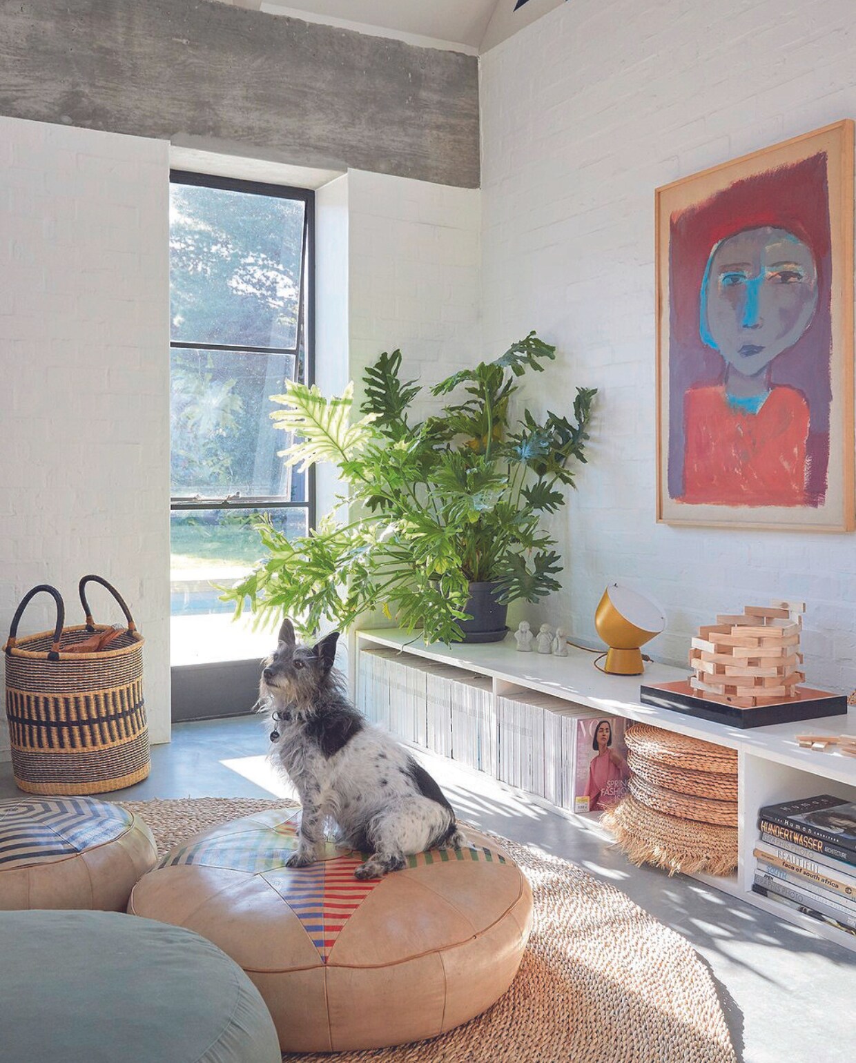 Dressoir zelfgemaakt door Casey, ontwerp Beatty Vermeiren. Schilderij Jan Vermeiren, tafellamp Ikea PS collectie, muurverf Dulux. Vergelijkbaar: zeegras mand La Redoute, juten vloerkleed Solis van Kwantum, leren poefs Poufs&amp;Pillows, juten ronde kussens Bol. vtwonen 07-2024 | productie Frank Features / Living Inside | fotografie Greg Cox