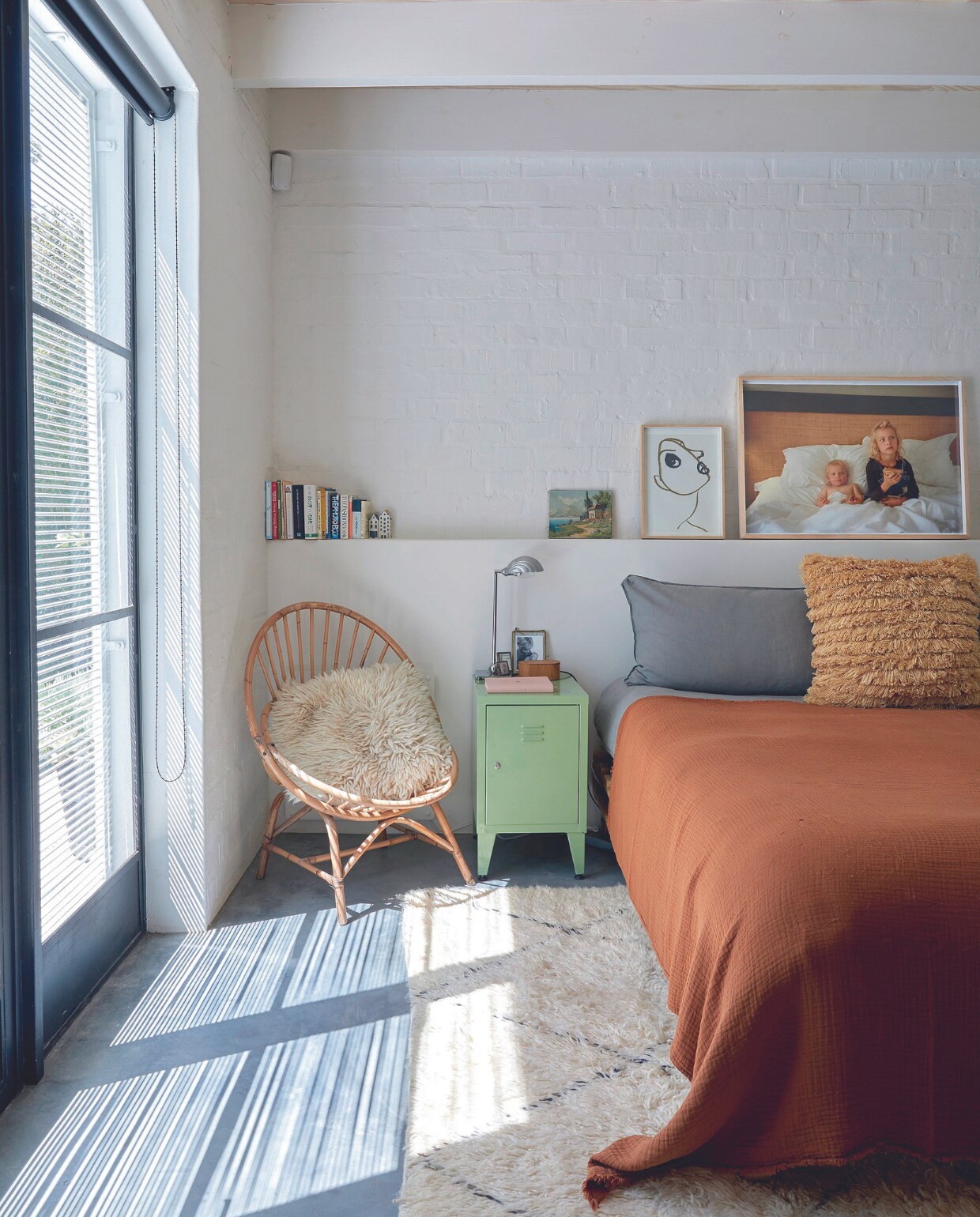 Stoel Eight Degrees South, nachtkast Mother City Hardware, Marokkaans vloerkleed Woven, beddengoed H&amp;M Home. vtwonen 07-2024 | productie Frank Features / Living Inside | fotografie Greg Cox