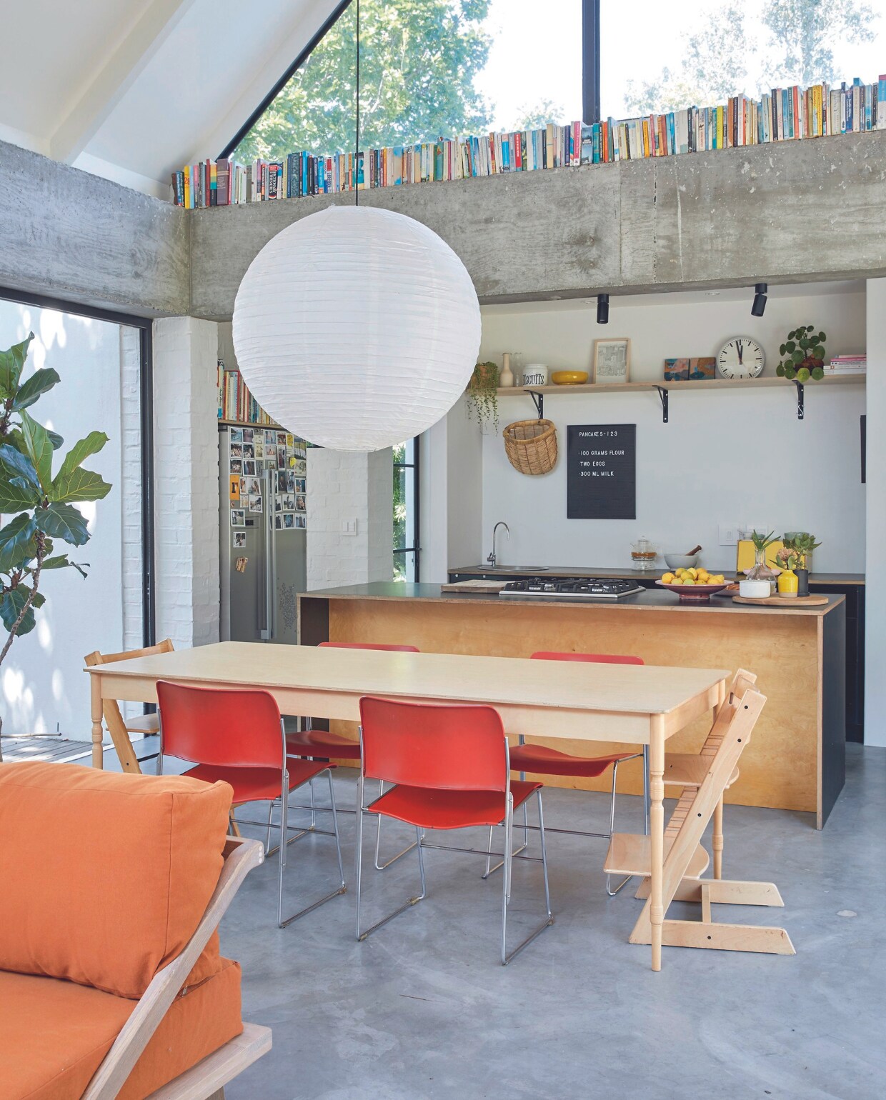 Keuken berken multiplex met melanine blad, maatwerk tafel Gregor Jenkin Studio, keukenplanken gemaakt door Casey. Vintage stoelen Ride a white swan, kinderstoelen Tripp Trapp van Stokke. Maatwerk bank Kipekee Studio, stof in Tobacco van House of Fabrics (Kaapstad). Vergelijkbare rijstpapieren hanglamp Hay. vtwonen 07-2024 | productie Frank Features / Living Inside | fotografie Greg Cox
