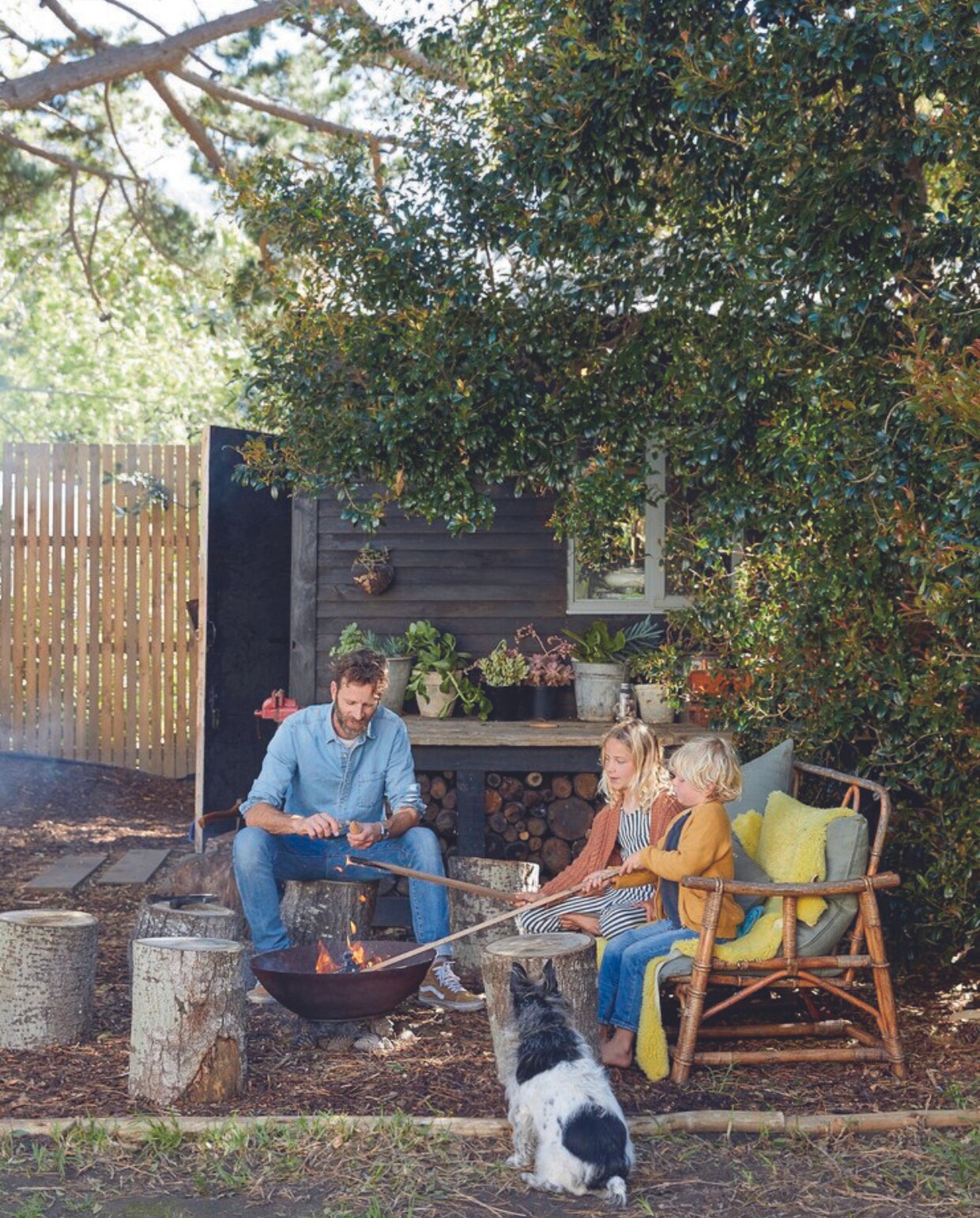 Vergelijkbaar: vuurschaal Vuurkorfwinkel, waterafstotende tuinkussens Intratuin. vtwonen 07-2024 | productie Frank Features / Living Inside | fotografie Greg Cox