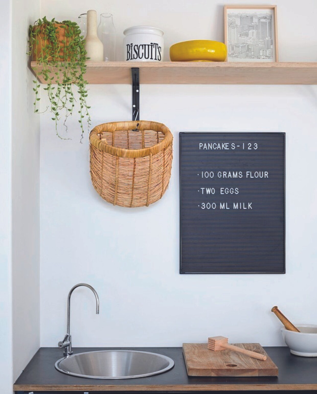 Keuken berken multiplex met melanine blad, planken gemaakt door Casey. Vergelijkbaar letterbord Bol vtwonen 07-2024 | productie Frank Features / Living Inside | fotografie Greg Cox
