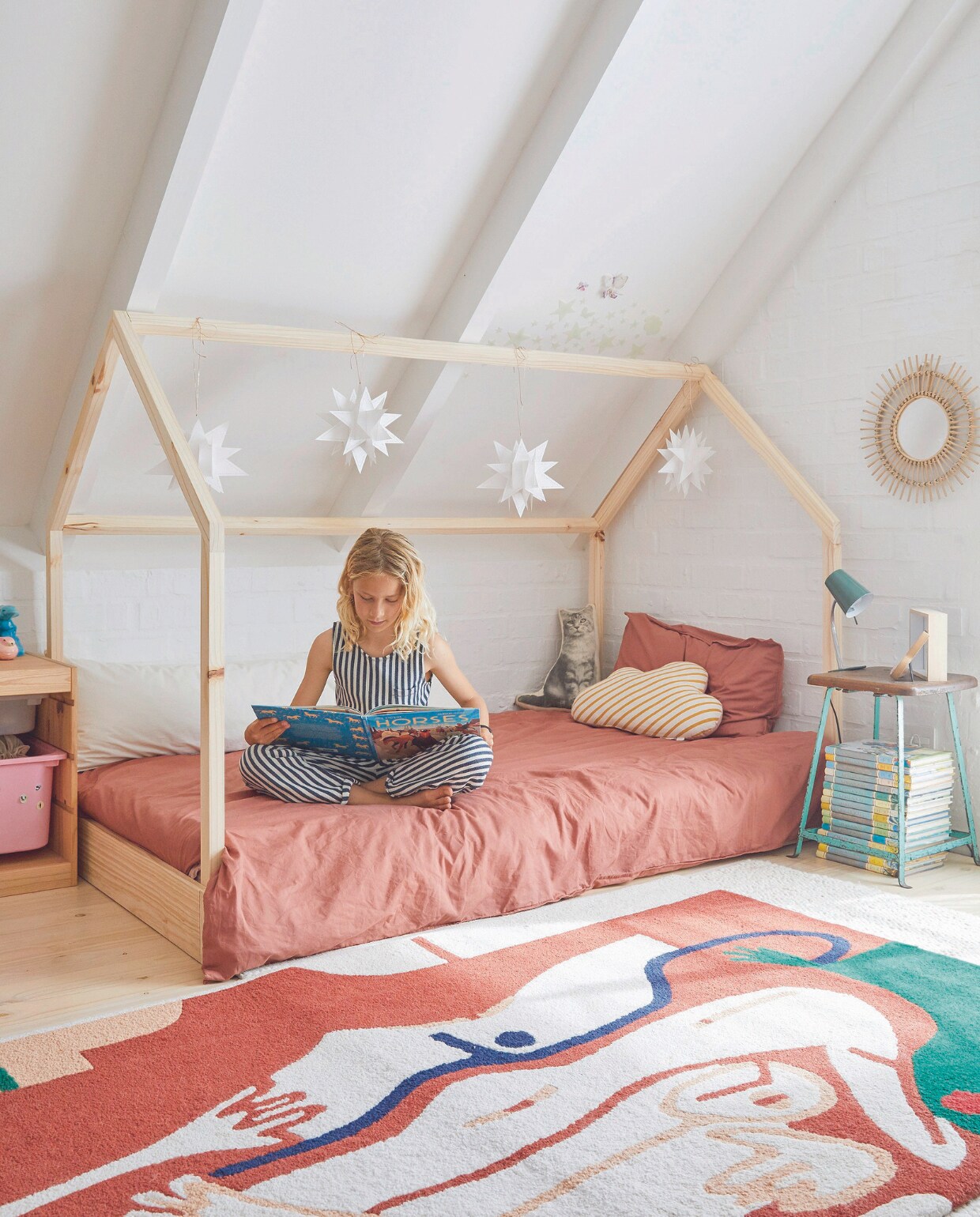 Bed zelfgemaakt door Casey, beddengoed en spiegel H&amp;M Home, vloerkleed Renée Rossouw. vtwonen 07-2024 | productie Frank Features / Living Inside | fotografie Greg Cox