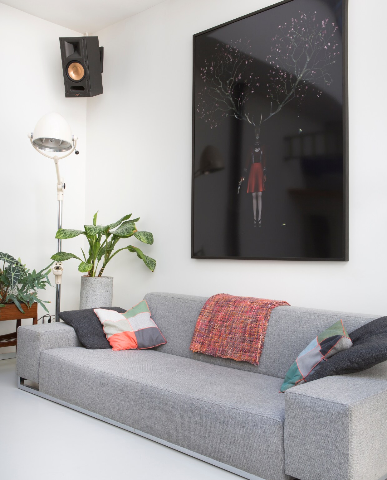 Bank Jongform gekocht bij Hulshoff, operatielamp gekocht via Marktplaats en zelf aangepast, zodat er een normale lamp in kon. Luidspeaker van Klipsch, granito plantenbak van de kringloop. De kussens maakte Peggy zelf van staaltjes stof van Kvadrat. ‘Die stoffen zijn zo mooi, zonde om er niets mee te doen. Plaid is zelf gemaakt van stof van de Albert Cuyp-markt. Rio palissander houten planter van ontwerper Arne Wahl Iversen voor Vinde Möbelfabrik van de vlooienmarkt in Waterloo. Schilderij The Gathering van Meryl Donoghue, in 2013 gekocht bij Galerie Kochxbos. vtwonen 04-2017 | fotografie Henny van Belkom