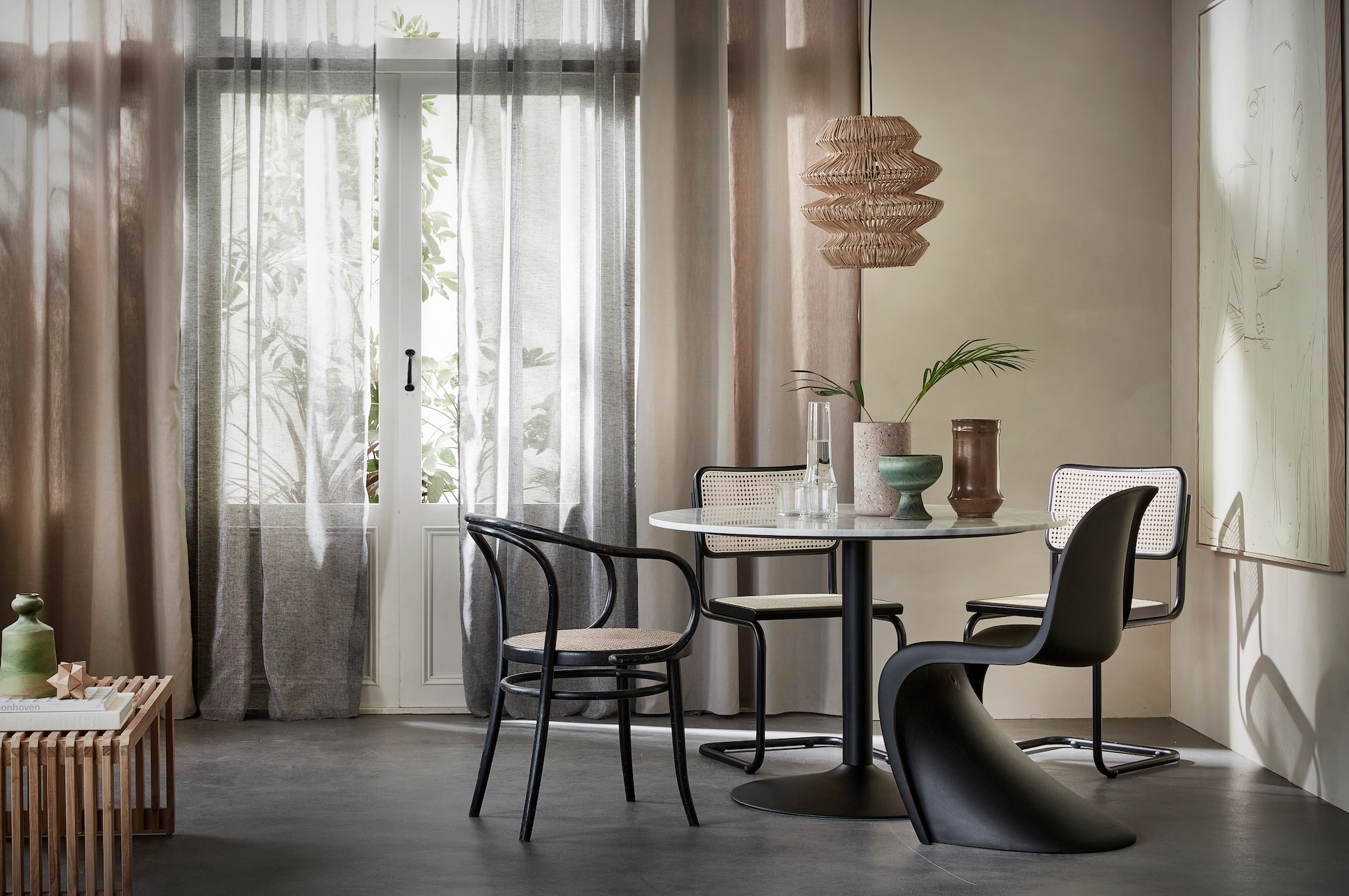 Halftransparante gordijnen Frost in wit met plooi, vanaf 140x270 cm (bxh), per stuk € 49,99 met licht­doorlatend rolgordijn Air, vanaf 60x190 cm (bxh), per stuk € 59,99. Peggy Janssen en Marlies Does