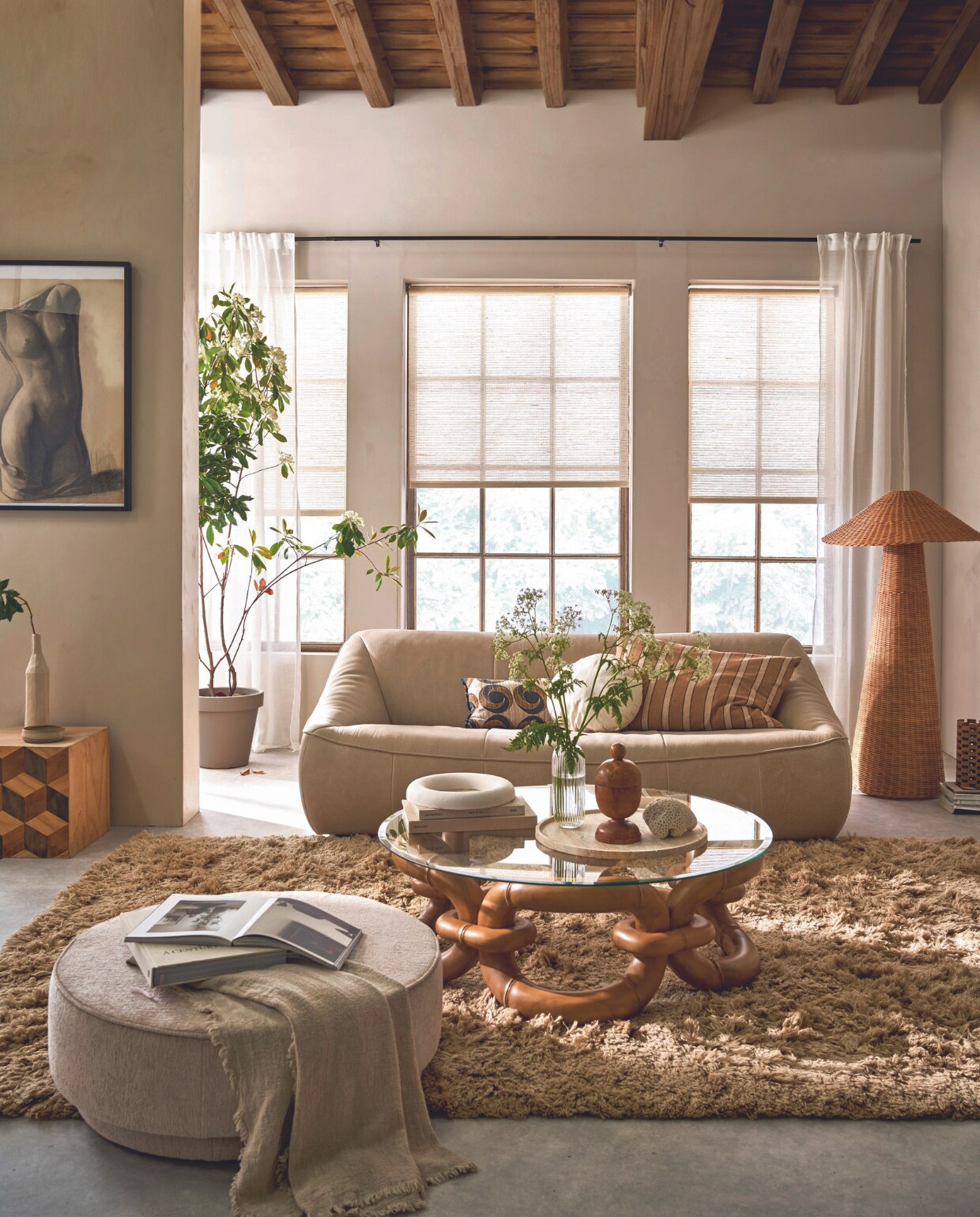Lichtdoorlatende rolgordijnen Air, 90x190 cm (bxh), per stuk vanaf € 78,99. Halftransparante gordijnen Frost in wit met plooi, 140x270 cm (bxh), per stuk € 49,99.M.m.v. lauthentique.nl (kalkverf in Dons), montis.nl (driezitsbank Ringo), mimosa-interiorconcepts.com (salontafel Bamboo Bracelet van Dusty Deco), vtwonen.nl/shop (vloerkleed Meadow van Ferm Living, kussens met print van HKliving, vloerlamp Dou van Ferm Living), graublau.nl (tekening), basiclabel.nl (poef Pearl van vtwonen). Overig privébezit. vtwonen 07-2024 | styling Cleo Scheulderman | fotografie Jeroen van der Spek