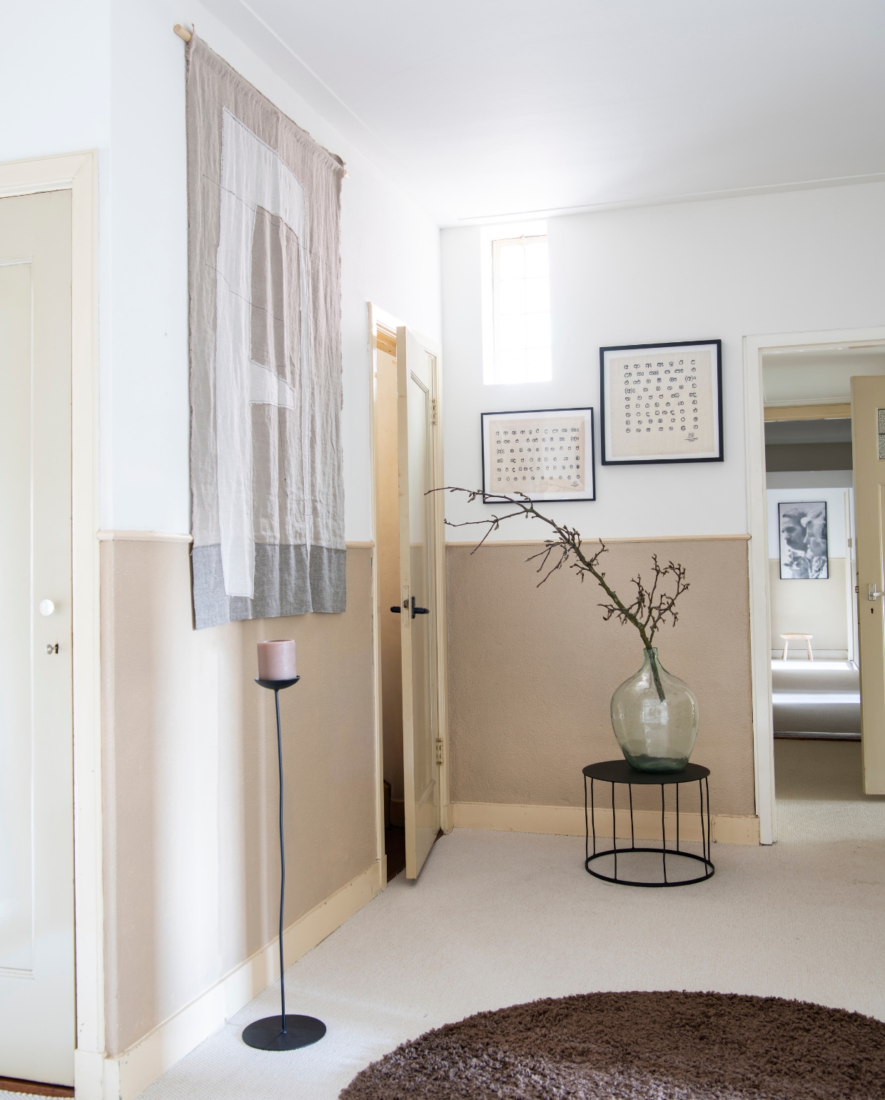 Muurverf Sikkens in RAL7044, mat. Tapijt Nature Carpetright. Kandelaar en bijzettafel K’willeminhuis. Kopje conceptstore De Tuynkamer. Vloerlamp Ikea. Daybed Karwei. Kussen Sissy-Boy Homeland. Plaid Libeco. Vilten rol Anne-Marie Wonen. Kunstwerk Twee21. Vloerkleed House Doctor. Vintage wandrek Meubelfabriek LOV Oosterbeek. Eetkamerstoelen Svenlars. Gedroogde magnoliatak uit tuin. Sneakers Acne Studios. Overig onbekend. vtwonen binnenkijk special 121-2021 | productie Insidehomepage | styling Esther Loonstijn | fotografie Louis Lemaire