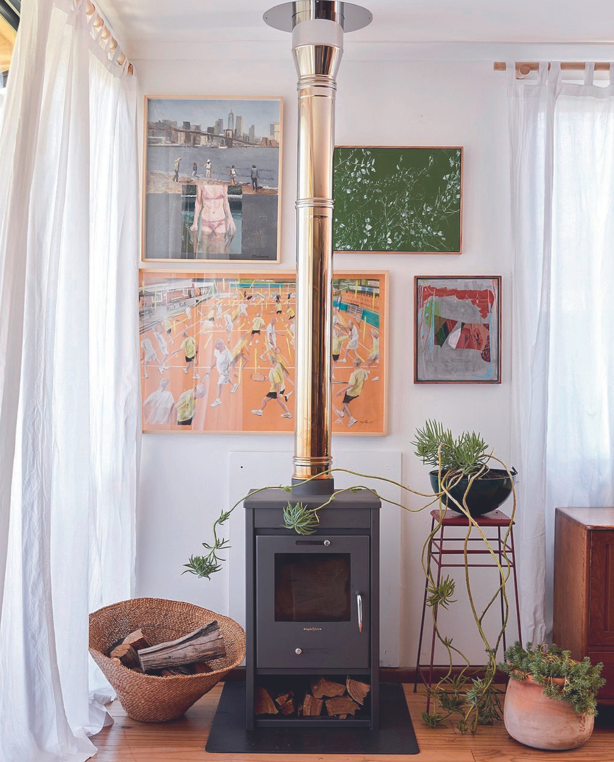 Kunstwerken Anna van der Ploeg, Richard Mudariki, Viviane Sassen. vtwonen binnenkijkspecial 07-2024 | productie Living Inside | styling Kerryn Fischer | fotografie Warren Heath Living Inside