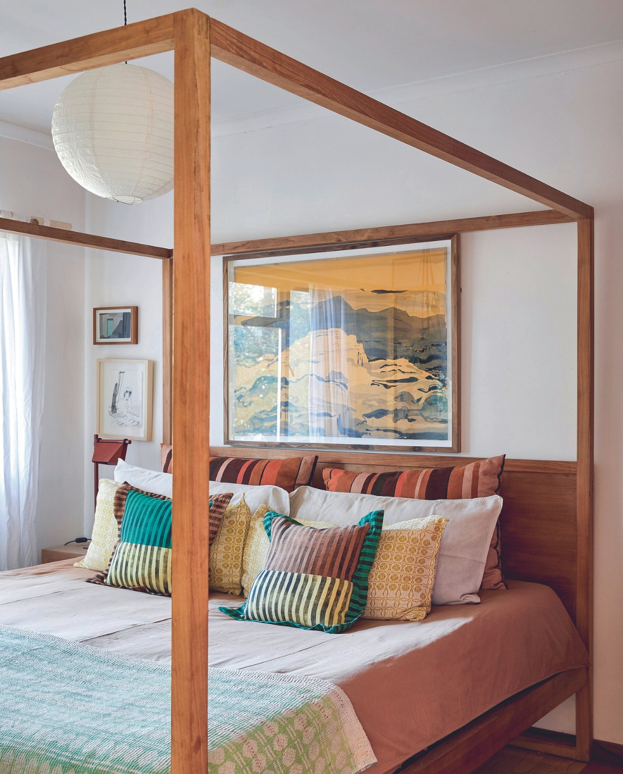 Hemelbed Weylandts, vergelijkbaar hemelbed Amsterdam van Maisons du Monde, tekening boven het bed Anna van der Ploef, kunstwerken links Michael Taylor en Katherine Spindler, handgemaakte kussens Chloe Townsend van Missibaba. vtwonen binnenkijkspecial 07-2024 | productie Living Inside | styling Kerryn Fischer | fotografie Warren Heath Living Inside