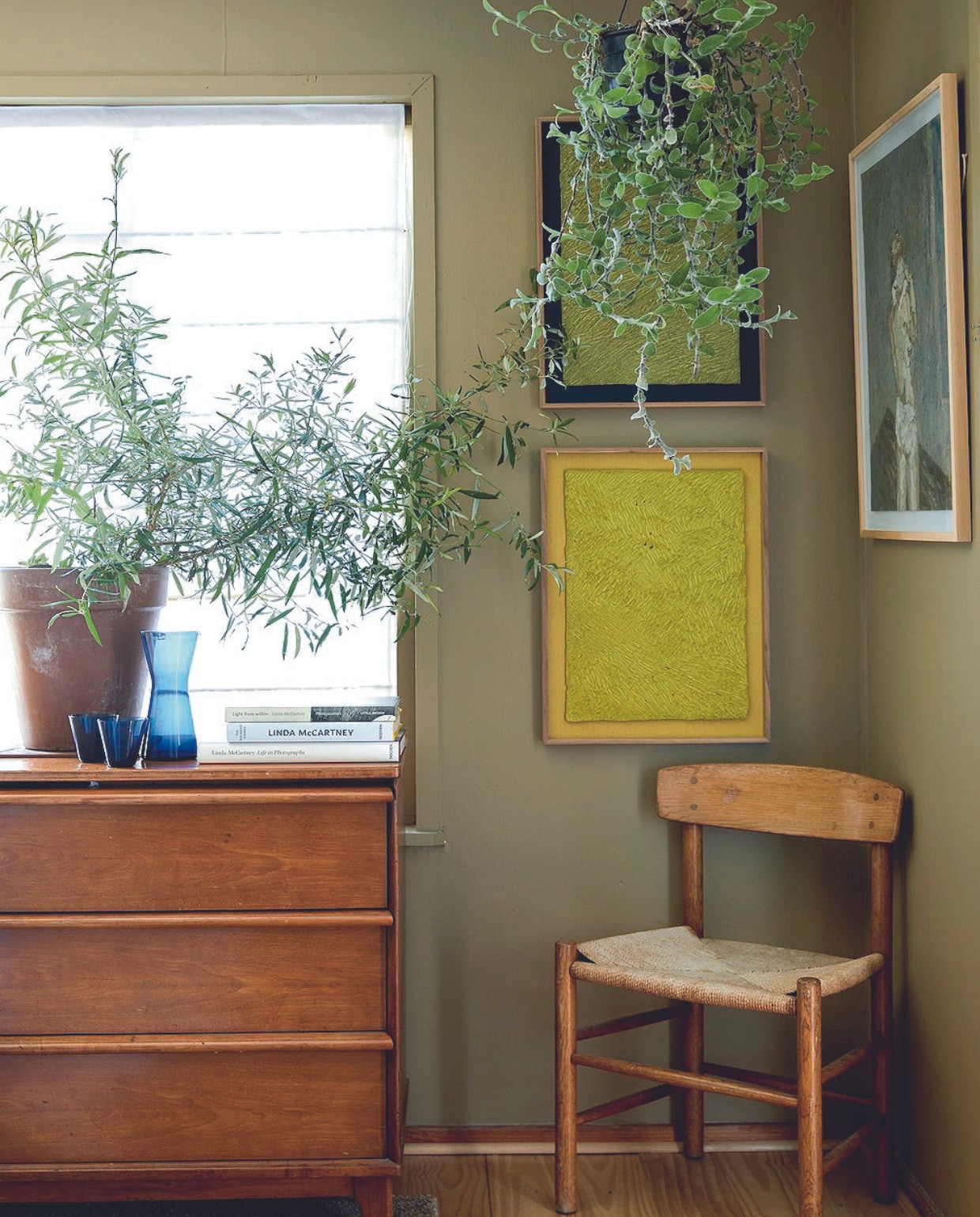 Kunstwerken Bella Knemeyer, stoel Cosmic Modern, kast vintage vtwonen binnenkijkspecial 07-2024 | productie Living Inside | styling Kerryn Fischer | fotografie Warren Heath Living Inside
