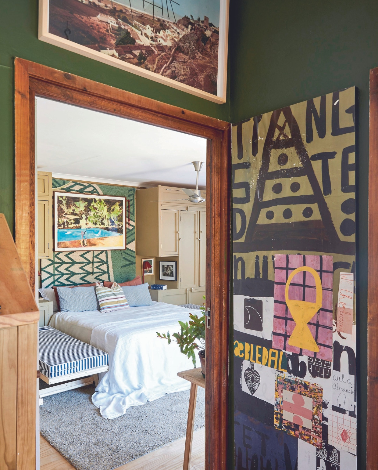Wandtapijt Margareth Courtney-Clarke, schilderij daarop Kate Gottgens, kasten zelf ontworpen, uitgevoerd door Amy’s vader. vtwonen binnenkijkspecial 07-2024 | productie Living Inside | styling Kerryn Fischer | fotografie Warren Heath Living Inside