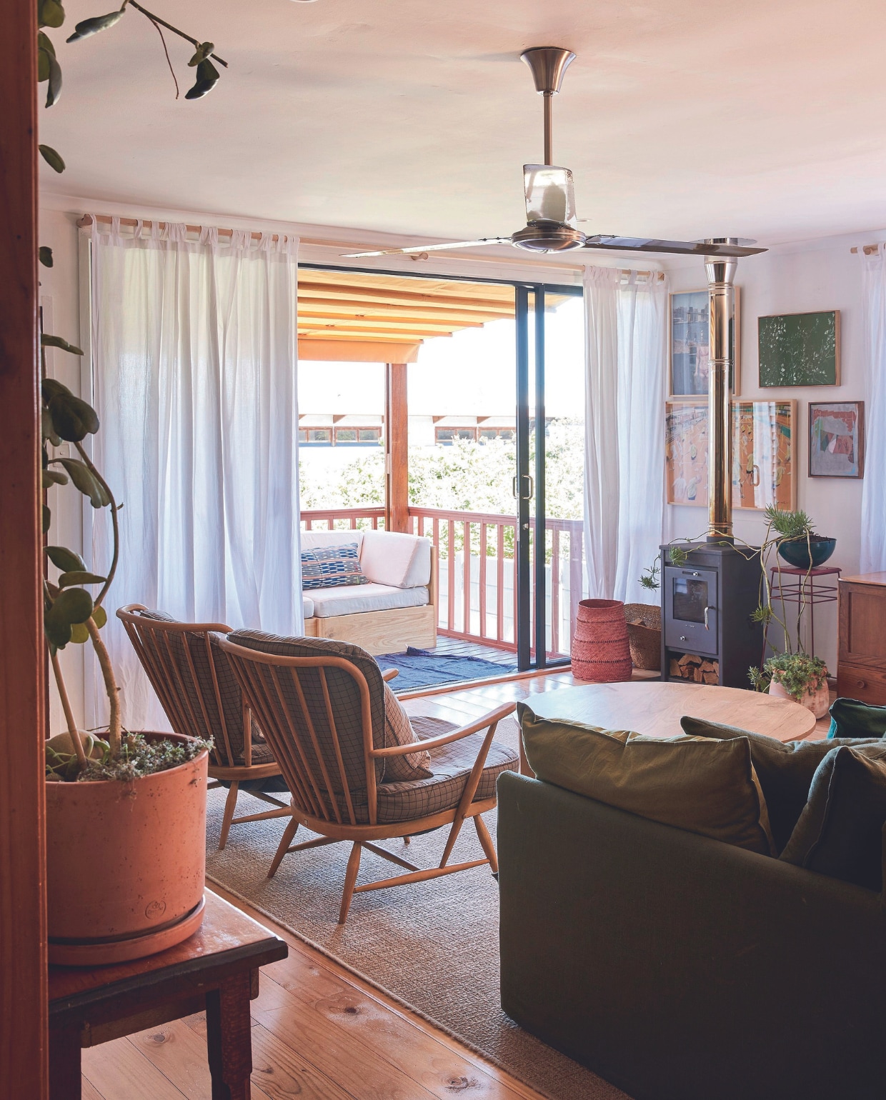 Stoelen Ercol, boekenkast Take Care Studios, vergelijkbare boekenkast Danube van Maisons du Monde, behang Lemon, vergelijkbaar behang vtwonen binnenkijkspecial 07-2024 | productie Living Inside | styling Kerryn Fischer | fotografie Warren Heath Living Inside