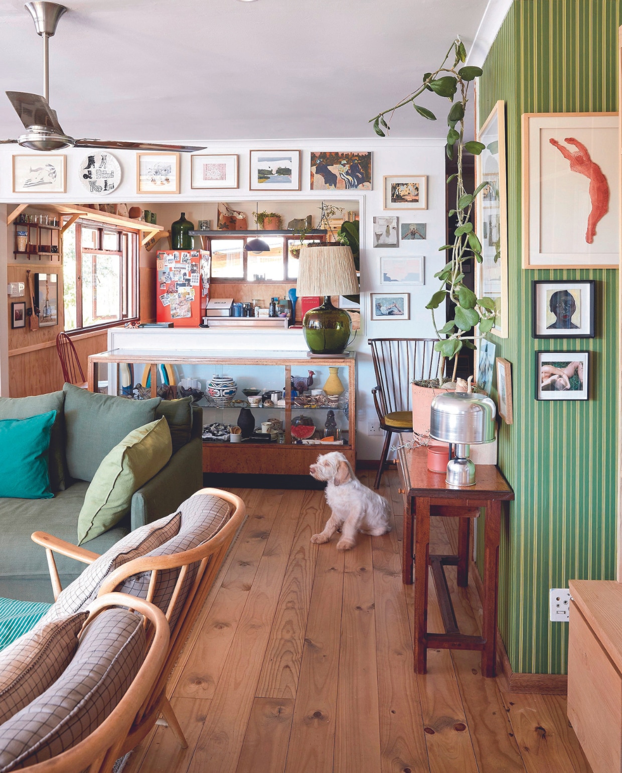 Stoelen Ercol, bank Pezula Interiors, behang Lemon, vergelijkbaar behang Blurred Lines van Pip Studio, fauteuil in de hoek erfstuk. vtwonen binnenkijkspecial 07-2024 | productie Living Inside | styling Kerryn Fischer | fotografie Warren Heath Living Inside