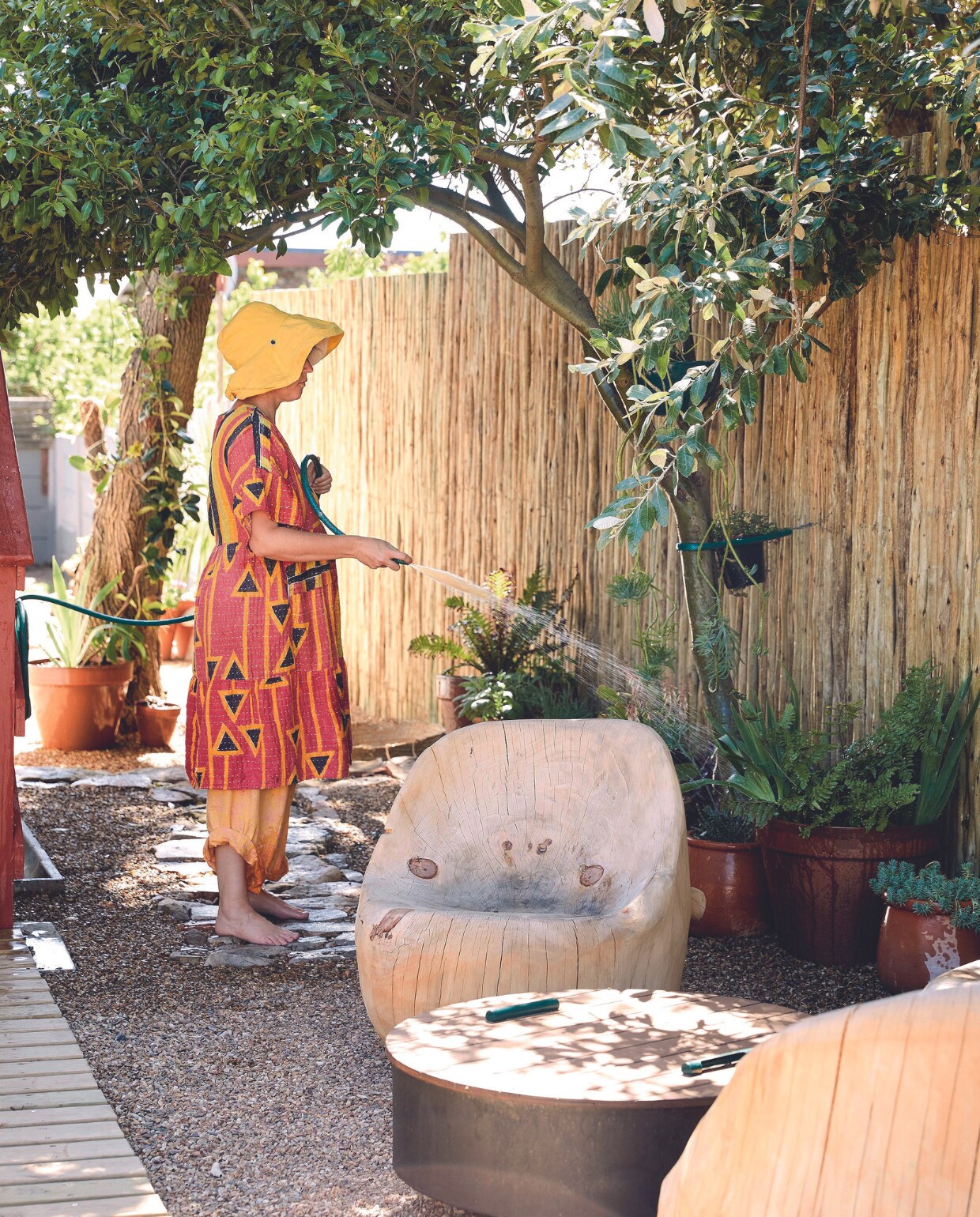 de tuin. Productinformatie onbekend vtwonen binnenkijkspecial 07-2024 | productie Living Inside | styling Kerryn Fischer | fotografie Warren Heath Living Inside