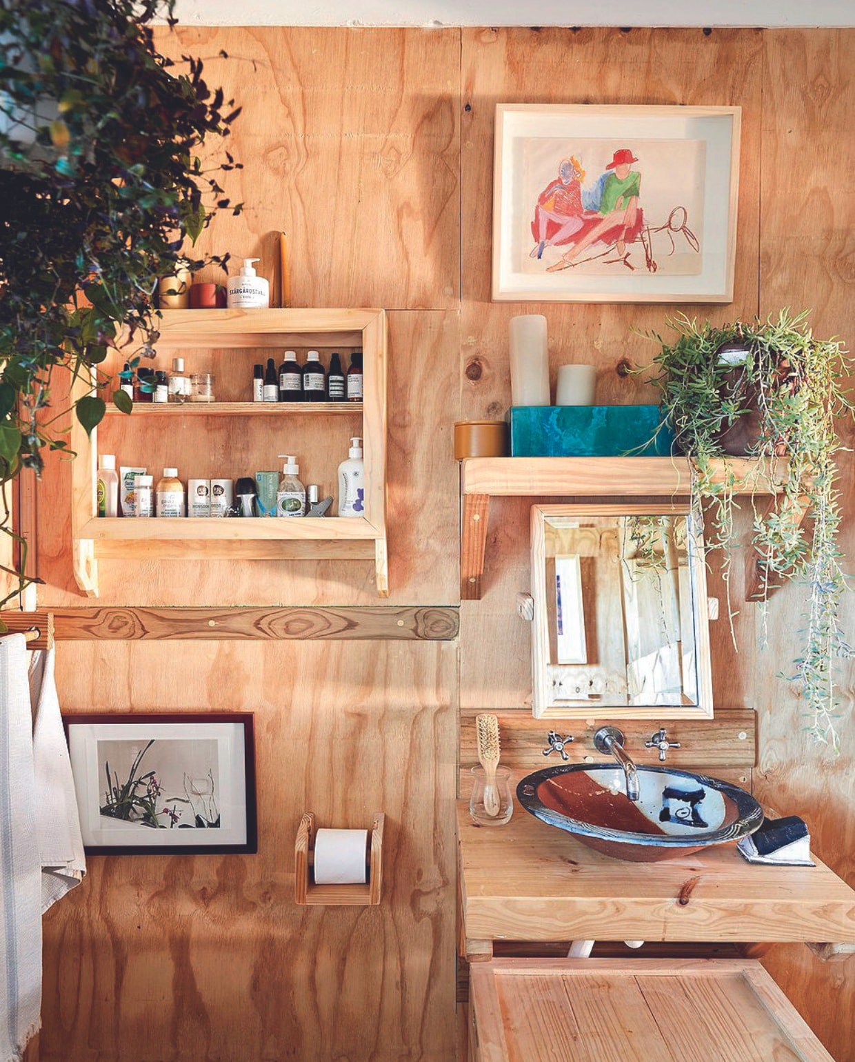 Keramieken schaal Andrew Walford, gebruikt als wasbak, print Frauke Stegmann. vtwonen binnenkijkspecial 07-2024 | productie Living Inside | styling Kerryn Fischer | fotografie Warren Heath Living Inside