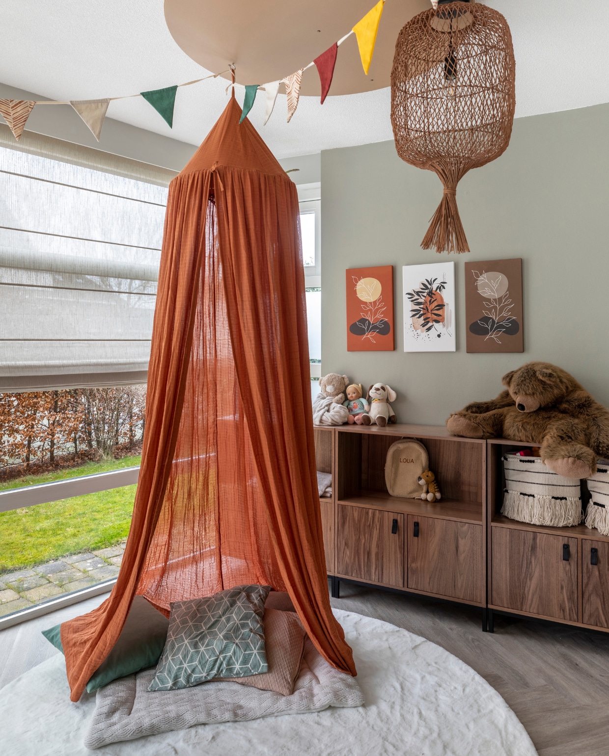 Flexa Easycare Muren muurverf Saliegroen, Flexa muurverf op de nissenwand The Salon 4 (flexa.nl). Behang uit de collectie Oasis 317401 € 495,- (eijffinger.com). Vloerkleed, prijs op aanvraag (brinkercarpets.nl). Bedhemel € 119,95 (sebra.dk). Hanglamp Garve € 229,95 (lucide.com). Opbergkasten, per stuk € 399,- (basiclabel.nl). Leren kussens, per stuk € 269,- (nahka.nl). Kunstwerk Minimalistisch Abstract Landschap met een plant in herfstkleuren van Tanja Udelhofen € 65,-, kunstwerk Minimalistisch Abstract Landschap in donkere herfstkleuren van Tanja Udelhofen € 65,-, kunstwerk Abstracte Botanische Aquarel Wabi-sabi Kunst van Diana van Tankeren € 65,- (werkaandemuur.nl). Lamp-vaascombinatie Picos € 449,95 (lanena-home.com). Zwarte plafondlamp € 385,- (tonone.com). Overig privébezit. vtwonen Weer verliefd op je huis aflevering 2 seizoen 16 | fotografie Margriet Hoekstra | styling Frans Uyterlinde
