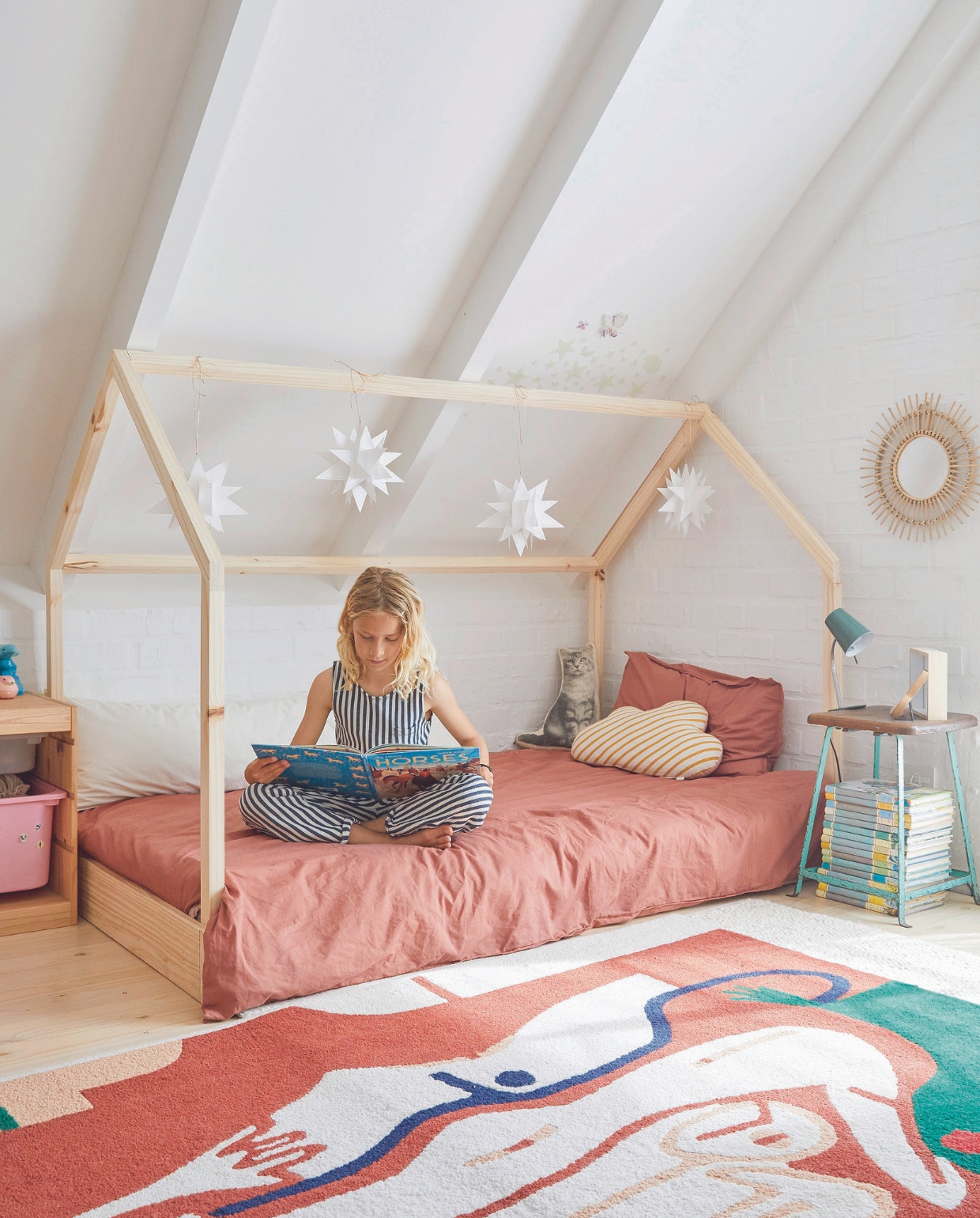 Bed zelfgemaakt door Casey, beddengoed en spiegel H&amp;M Home, vloerkleed Renée Rossouw. vtwonen 07-2024 | productie Frank Features / Living Inside | fotografie Greg Cox