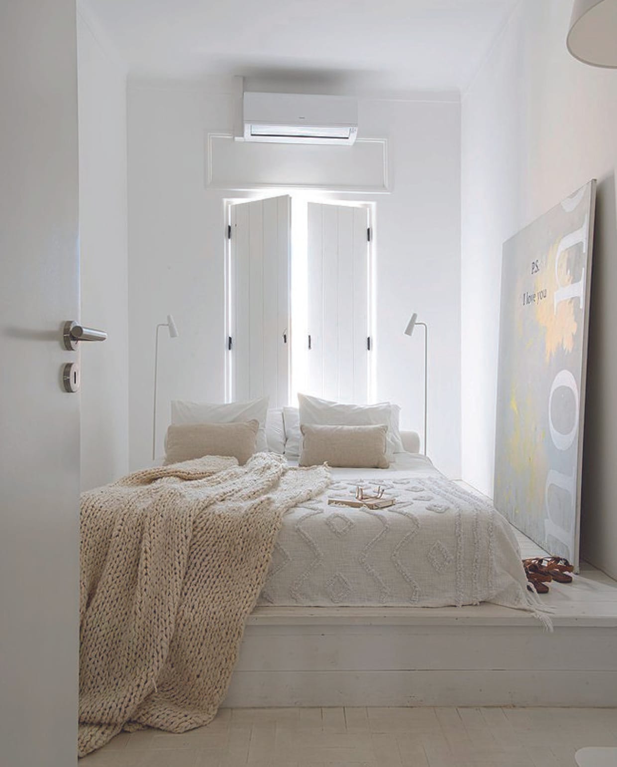 Wit plaid Zara Home, sprei Casa, schilderij de Bruijn. vtwonen 07-2024 | productie Inside Homepage | styling Anja Bas Backer | fotografie Louis Lemaire