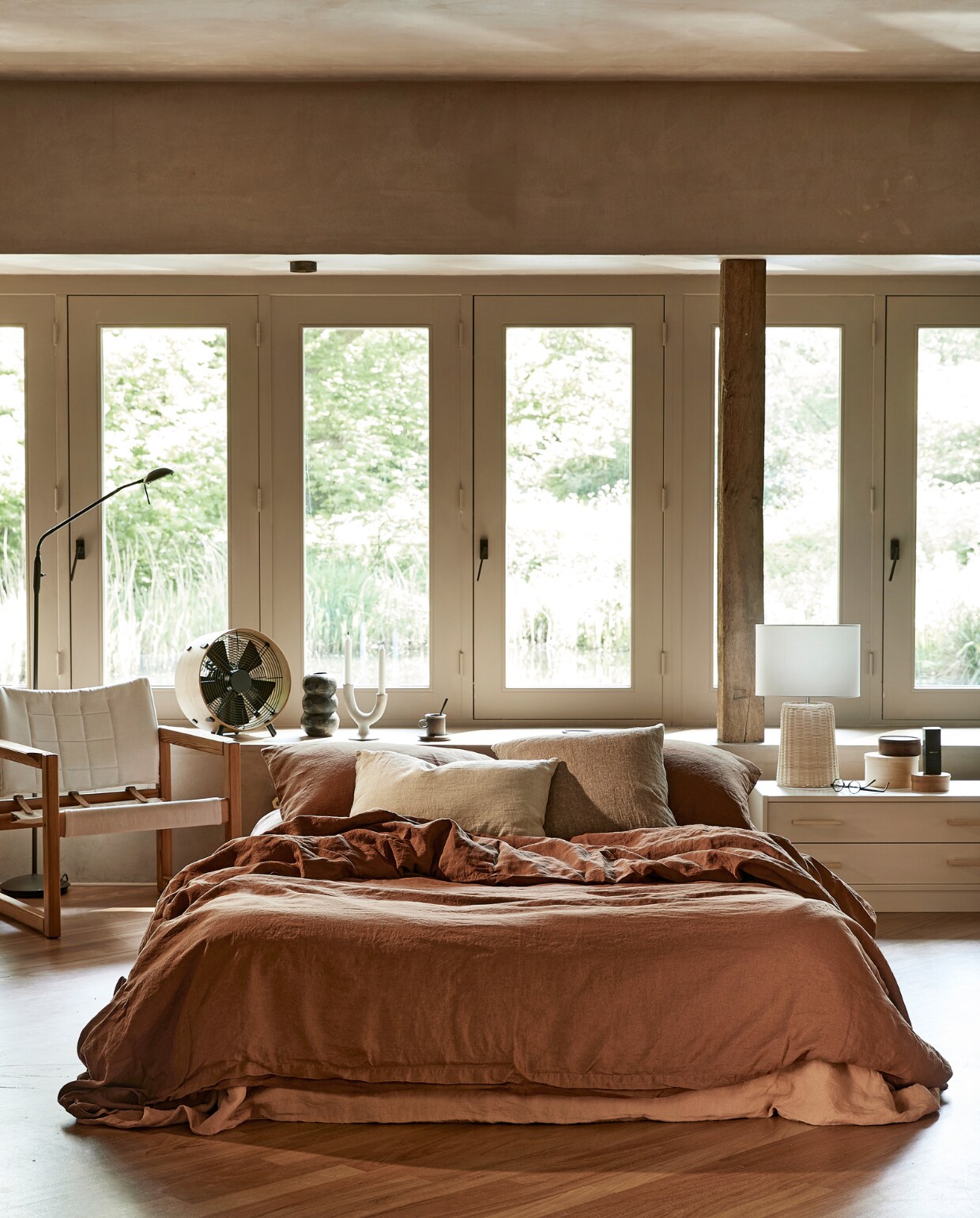 Linnen dekbedovertrek van het duurzame merk Yumeko in kleur Almond Brown, 240x220 cm € 319,-, daaronder linnen dekbedovertrek in kleur Terracotta, 240x220 cm € 319,- (yumeko.nl). Naturel linnen kussen, 40x60 cm € 59,-, linnen kussens, 40x60 cm € 59,- (bymolle.com). Safaristoel, hout met zitting van stof en leren riempjes ontworpen door Karin Mobring € 349,- (dezaakvansjaak.nl). Vintage ladekastje geschilderd met duurzame verf in kleur 03 Nougat van L’Authentique (lauthentique.nl) € 27,50 (hetgoed.nl). Grenenhouten handgrepen Thom € 5,39 (gamma.nl). Vintage leeslamp op voet geschilderd met duurzame verf in de kleur 48 Aarde van L’Authentique (lauthentique.nl) € 24,-, vintage houten doosjes vanaf € 1,50 (hetgoed.nl). Bamboe ventilator € 169,- (bymolle.com). Duurzame rotan tafellamp Kimjit, 51x33 cm (hxØ) € 90,-, witte ecomix kandelaar Urban Nature Culture, 18 cm (h) € 39,-, zwart-witte kop en schotel Inlay van Ferm Living 39,- (vtwonen.nl). Zwarte aardewerken vaas Hang, 22x11 cm (hxØ) € 72,50, geweven vloerkleed Hetan van hennep, 120x180 cm € 275,- (homata.fr). vtwonen 07-2022 | styling Marlies Does | fotografie Peggy Janssen