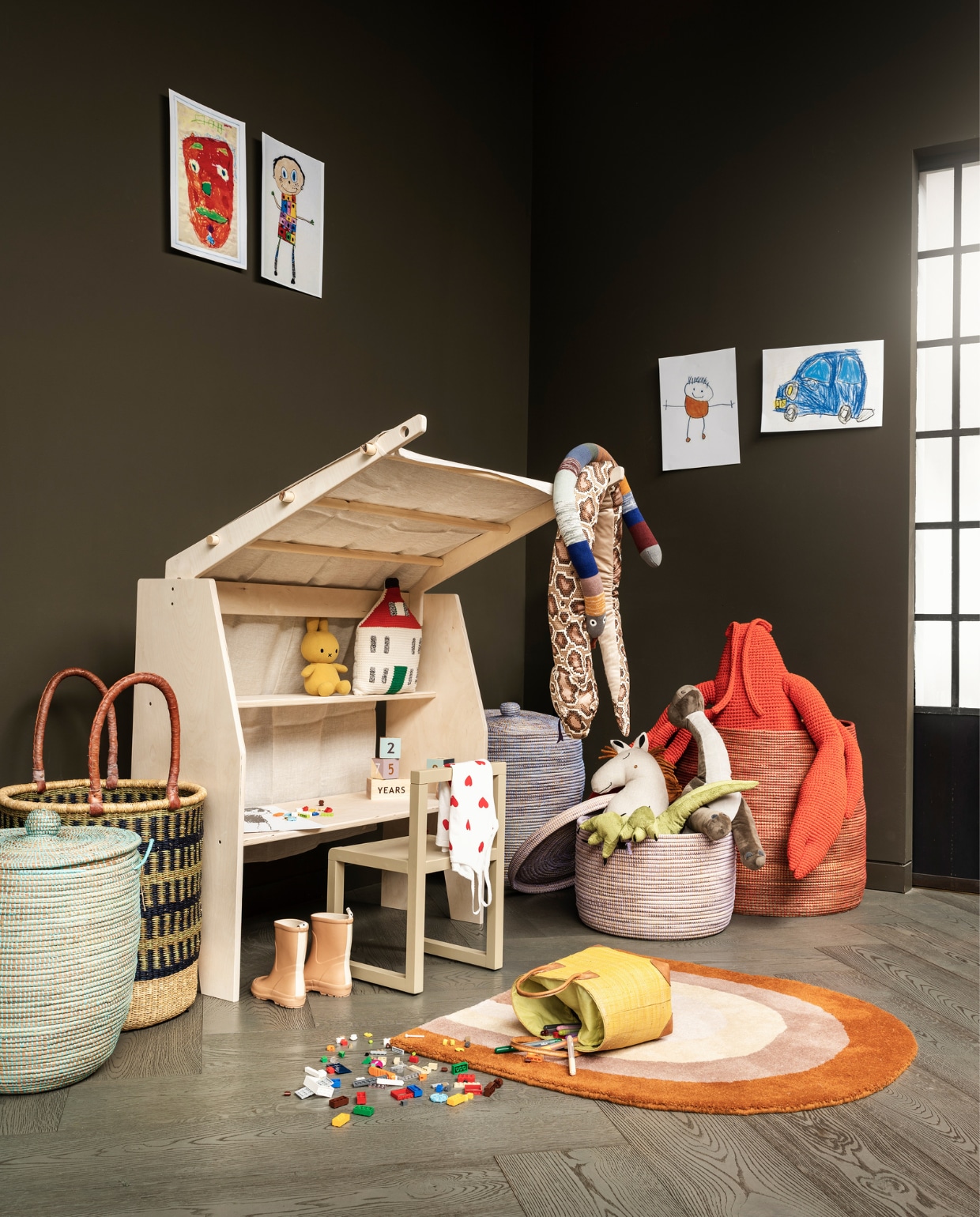 Speeltafel Shizu playstand, 99,5x35x95 cm (bxdxh) € 285,- (woodchuck.nl). Stoel Little Architect van Ferm Living € 119,- (misterdesign.nl). Tas € 19,95, manden vanaf € 36,95, (basketbeadsbasics.nl). Kleed Mini Rainbow van Oyoy, 88x90 cm € 94,- (vtwonen.nl). Knuffel grote slang € 7,99, knuffels dino € 12,95 en € 17,95, viltstiften per 12 € 149,-, Lego-stenen per 201 € 14,95 (ikea.nl). Knuffel kleine slang € 99,-, knuffel paard € 55,-, blokkendoos € 25,- (fermliving.com). Knuffel Nijntje € 15,- (internationalbontontoys.com). Gehaakt kussen huis € 1098,-, XXL gehaakte knuffel Giant Lobster € 1098,- (anneclairepetit.com). Laarzen (gray-label.com). Hemd (petit-bateau.nl). vtwonen 04-2021 | styling Marianne Luning | fotografie Stan Koolen