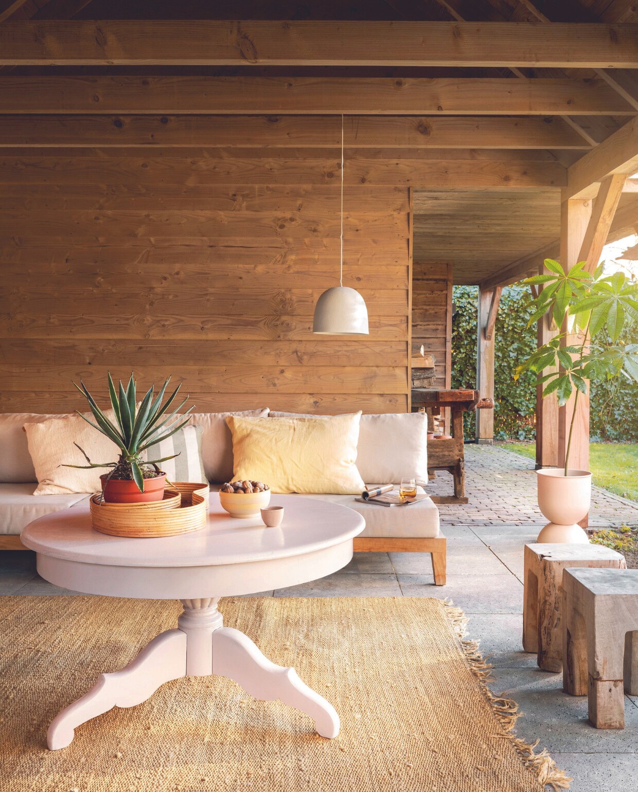 Salontafel van de kringloop gelakt in buitenlak Pink Peach van Lab Paint, glansgraad gloss, 500 ml € 53,- (vestingh.nl). Rotan dienbladen Isola van Ferm Living, set van 2€ 99,-, ijzeren bloempot Hourglass van Ferm Living, 54x50x73 cm (bxdxh) € 339,-, keramieken hanglamp Speckle van Ferm Living, 30,5x24,9 cm (Øxh) € 269,-, lichtgeel linnen kussen Heavy Linen van Ferm Living in Lemon, 50x50 cm € 69,-, beige katoenen kussen Nettle van Ferm Living, 60x80 cm € 139,- gestreept kussen Bold Square van vtwonen, gerecyclede materialenmix, 45x45 cm € 44,95 (vtwonen.nl/shop). Keramieken koffiekop, 130 ml € 24,- (studio-potterdam.com). Overig privébezit. vtwonen 07-2024 | styling Kelly van Gendt | fotografie Stan Koolen