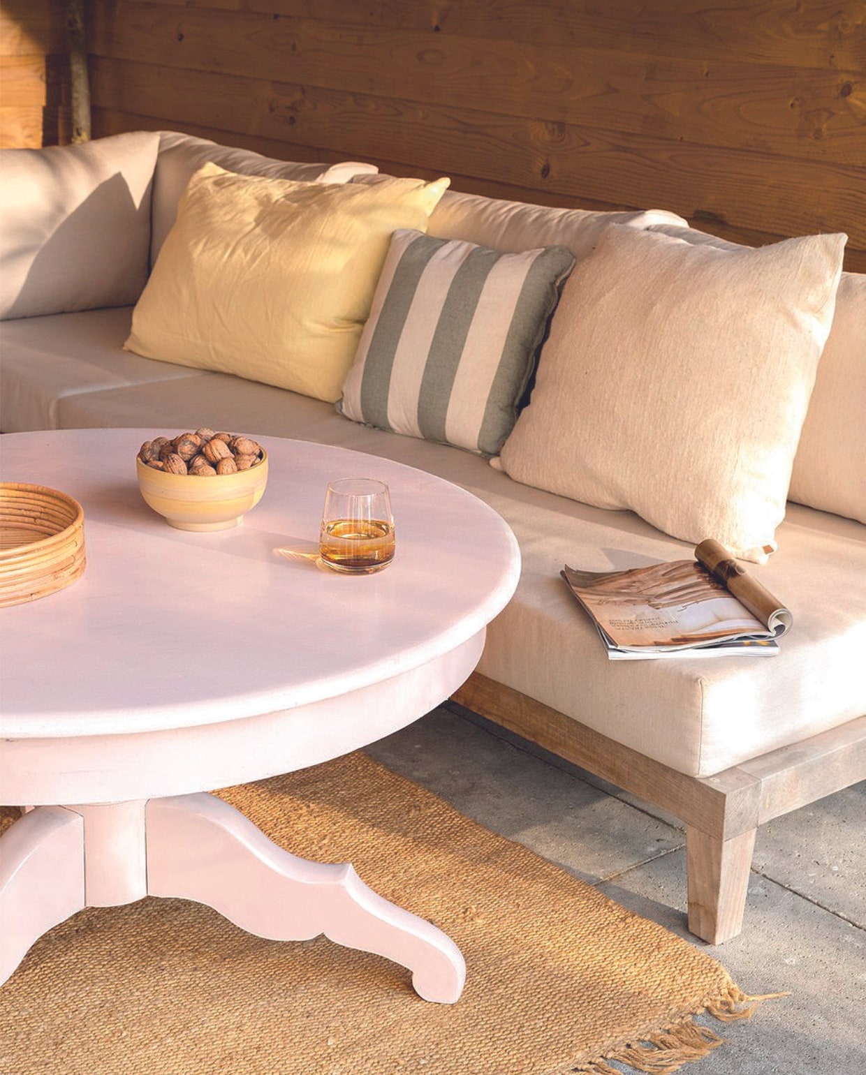 Salontafel van de kringloop gelakt in buitenlak Pink Peach van Lab Paint, glansgraad gloss, 500 ml € 53,- (vestingh.nl). Rotan dienbladen Isola van Ferm Living, set van 2€ 99,-, ijzeren bloempot Hourglass van Ferm Living, 54x50x73 cm (bxdxh) € 339,-, keramieken hanglamp Speckle van Ferm Living, 30,5x24,9 cm (Øxh) € 269,-, lichtgeel linnen kussen Heavy Linen van Ferm Living in Lemon, 50x50 cm € 69,-, beige katoenen kussen Nettle van Ferm Living, 60x80 cm € 139,- gestreept kussen Bold Square van vtwonen, gerecyclede materialenmix, 45x45 cm € 44,95 (vtwonen.nl/shop). Keramieken koffiekop, 130 ml € 24,- (studio-potterdam.com). Overig privébezit. vtwonen 07-2024 | styling Kelly van Gendt | fotografie Stan Koolen