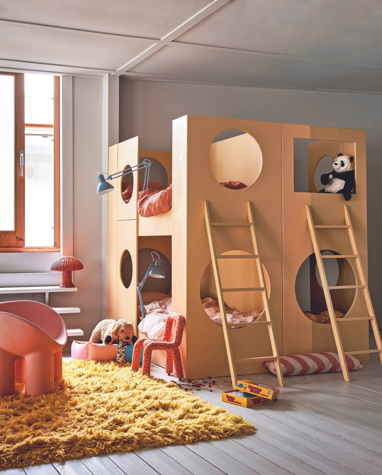 Stapelbed Combitex, prijs op aanvraag (com-anders.nl). Eco-linnen matrashoezen € 49,-, eco-linnen dekbedovertreksets € 209,- (yumeko.nl). Vloerkleed Fluffy van HKliving, wol en katoen, 150x240 cm € 995,-, rotan tafellamp Rattan van HKliving € 89,95, kussen Bold long van vtwonen € 39,99 (vtwonen.nl/shop). Kunststof fauteuil van Roly Poly € 559,- (atelieruma.com). Stoel Mini Bold Chair van Moustache, metaal en foam € 360,- (groenenakker.nl). Hondenmand € 115,-, kauwtouw € 19,- (hay.nl). Bureaulamp Tertial € 9,99, pluchen panda Djungelskog € 14,99, pluchen hond Gosig Golden € 11,99, Lego-stenen Bygglek, set van 201 € 19,99 (ikea.nl). vtwonen 08-2024 | styling Marianne Luning | fotografie Alexander van Berge