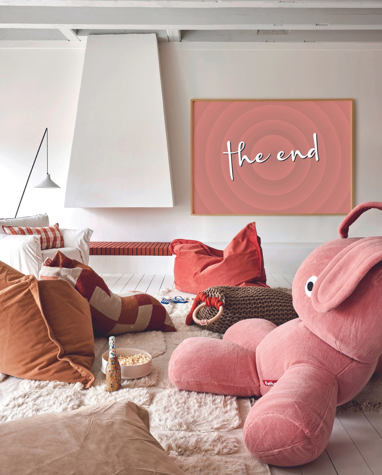 Knuffelkonijn Co9 XS Teddy, 180x150x50 cm (bxdxh) € 429,-, zitzak Slim Cord in Teddybear gevuld met gerecycled verpakkingsmateriaal, 155x120 cm € 229,-, zitzakken Slim Velvet in Rhubarb en Camel, 155x120 cm € 219,- (fatboy.com). Wollen gebreide zitzak gevuld met gerecyclede eps-parels, 90x65 cm € 499,-, linnen zitzak Patchwork gevuld met gerecyclede eps-parels, 70x130 cm € 499,- (vachtvanvilt.nl). Wollen vloerkleed No. 5 van Cappelen Dimyr, 350x290 cm € 2650,-, fauteuil Nuvola 05 van Gervasoni, 107x100x80 cm (bxdxh) € 2553,-, vloerlamp Seam van Serax, metaal en porselein, 196 cm (h) € 590,-, porseleinen kom Alabaster Dune van Serax vanaf € 24,- (studioslow.nl). Tv-scherm, prijs op aanvraag (com-anders.nl). Teenslippers vanaf € 7,-, alcoholvrije bubbels (hema.nl). vtwonen 08-2024 | styling Marianne Luning | fotografie Alexander van Berge