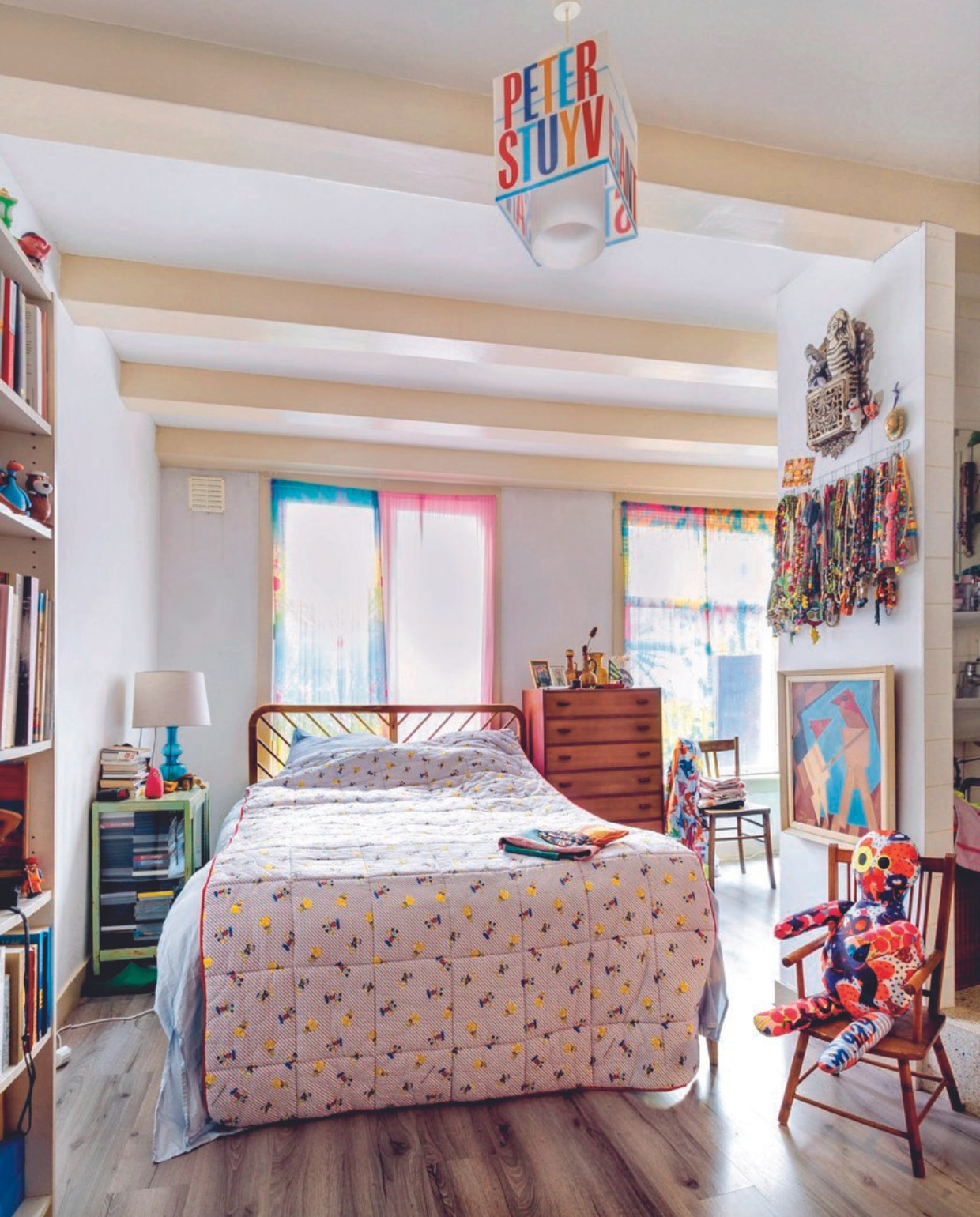 Dippu-pop van Kosters’ eigen merk op een antieke kinderstoel. Bed La Redoute, Mickey Mouse-sprei gekocht via Vinted. vtwonen 08-2024 | fotografie Ernie Enkelaar