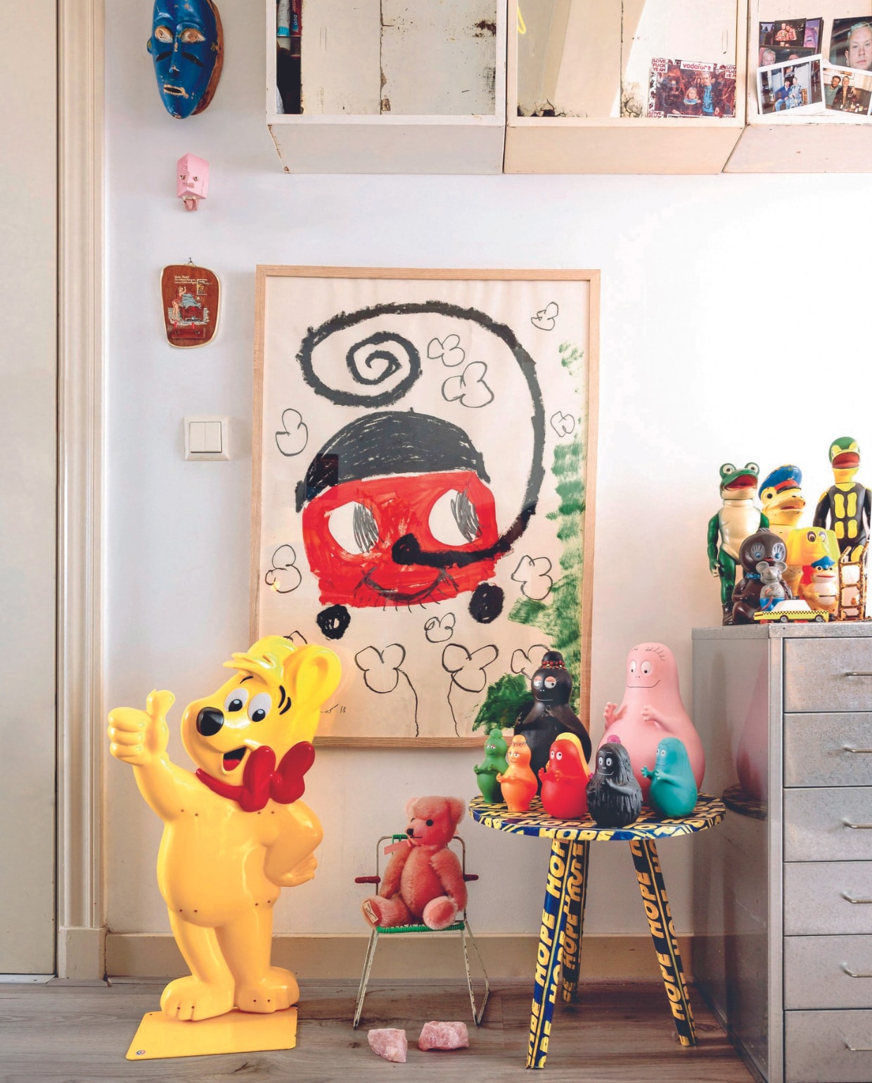 Bas is zó blij met zijn Henry-stofzuiger, dat hij er een kunstwerk, gemaakt door Szabolcs Bozó, van heeft opgehangen. Haribo-mascotte was een verjaardagscadeau, Barbapapa-familie van Fabian Plastica is vintage, spiegelkasten gescoord bij Van Dijk &amp; Ko. vtwonen 08-2024 | fotografie Ernie Enkelaar