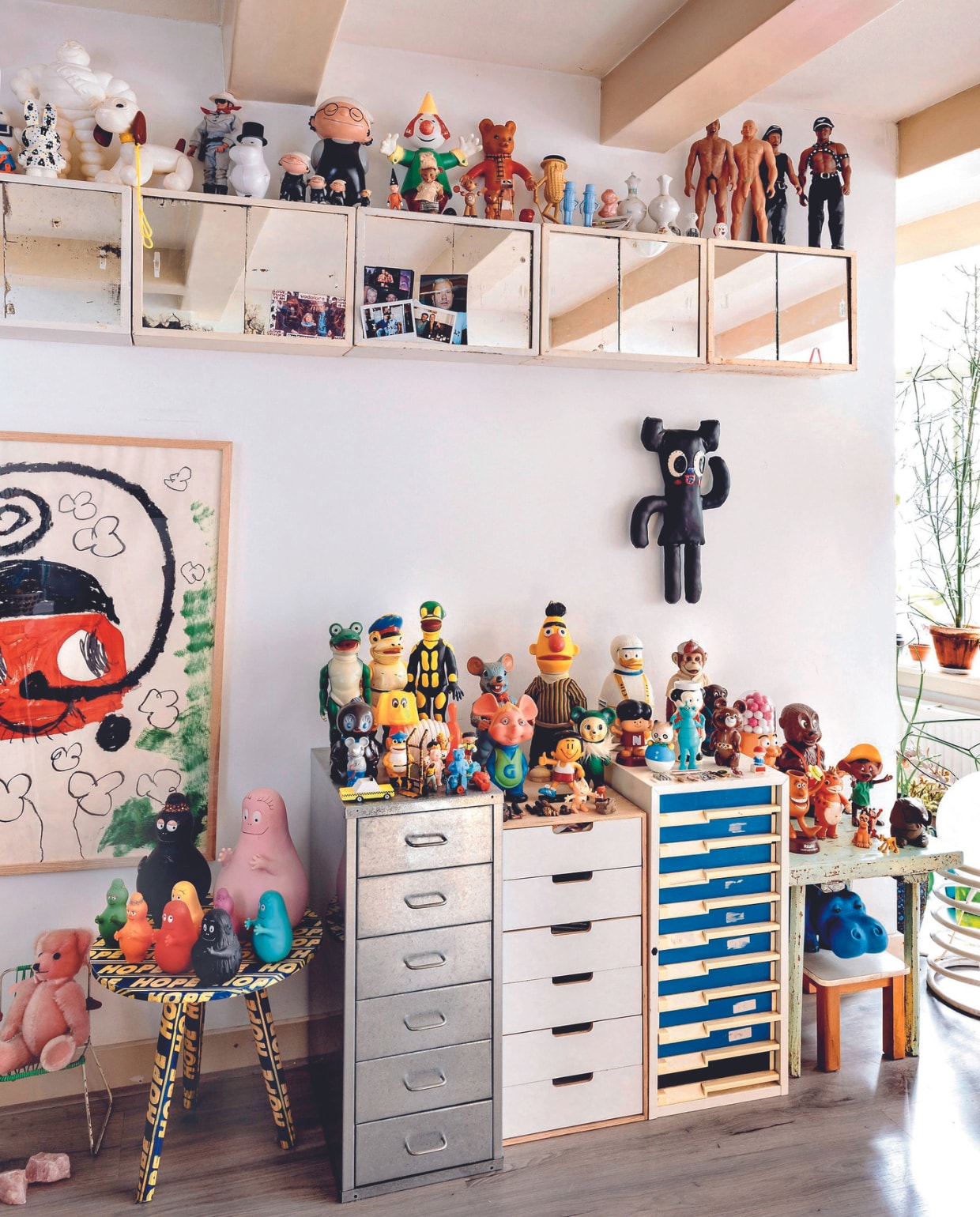 Kunstwerk stofzuiger gemaakt door Szabolcs Bozó,vintage Barbapapa-familie van Fabian Plastica, spiegelkasten  van Van Dijk &amp; Ko. vtwonen 08-2024 | fotografie Ernie Enkelaar
