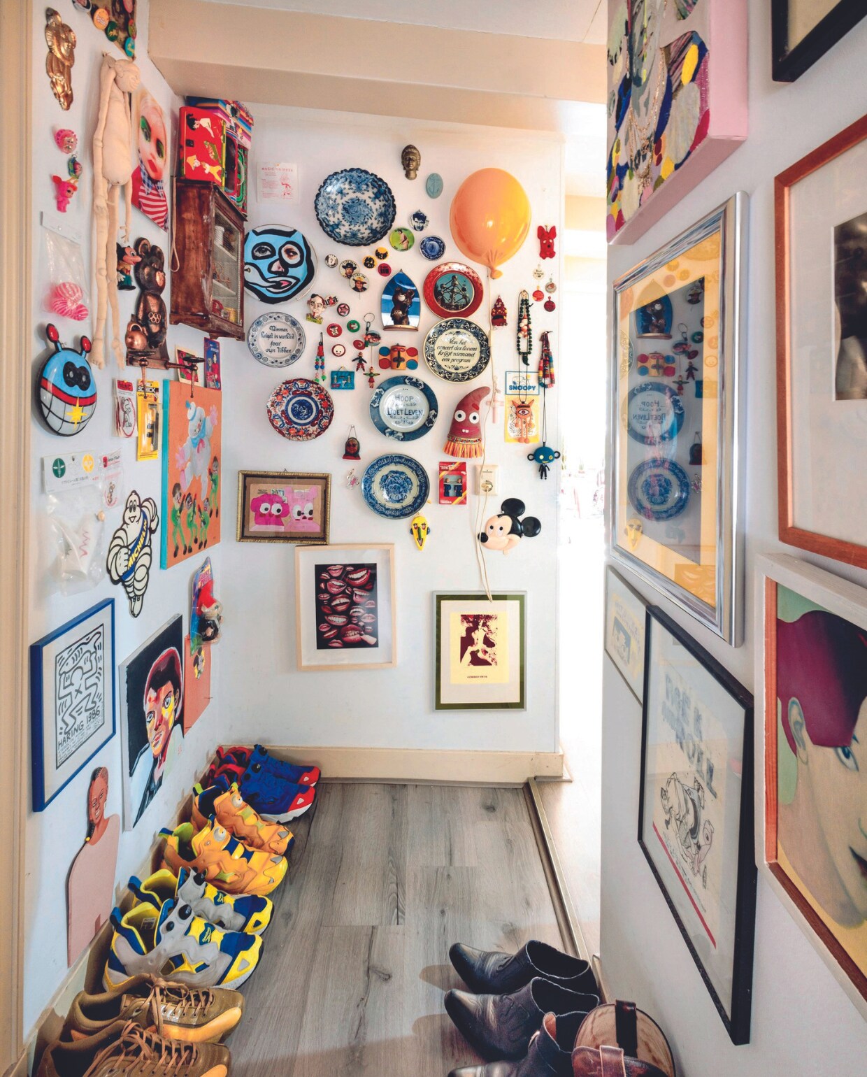Pop naakte man Esther de Groot, antieke borden van opa en oma, porseleinen Olympische beer van de rommelmarkt, ballonlamp vintage, pumpschoen Reebok, ingelijste flyer van Keith Haring-expositie van de VerzamelJaarbeurs. vtwonen 08-2024 | fotografie Ernie Enkelaar