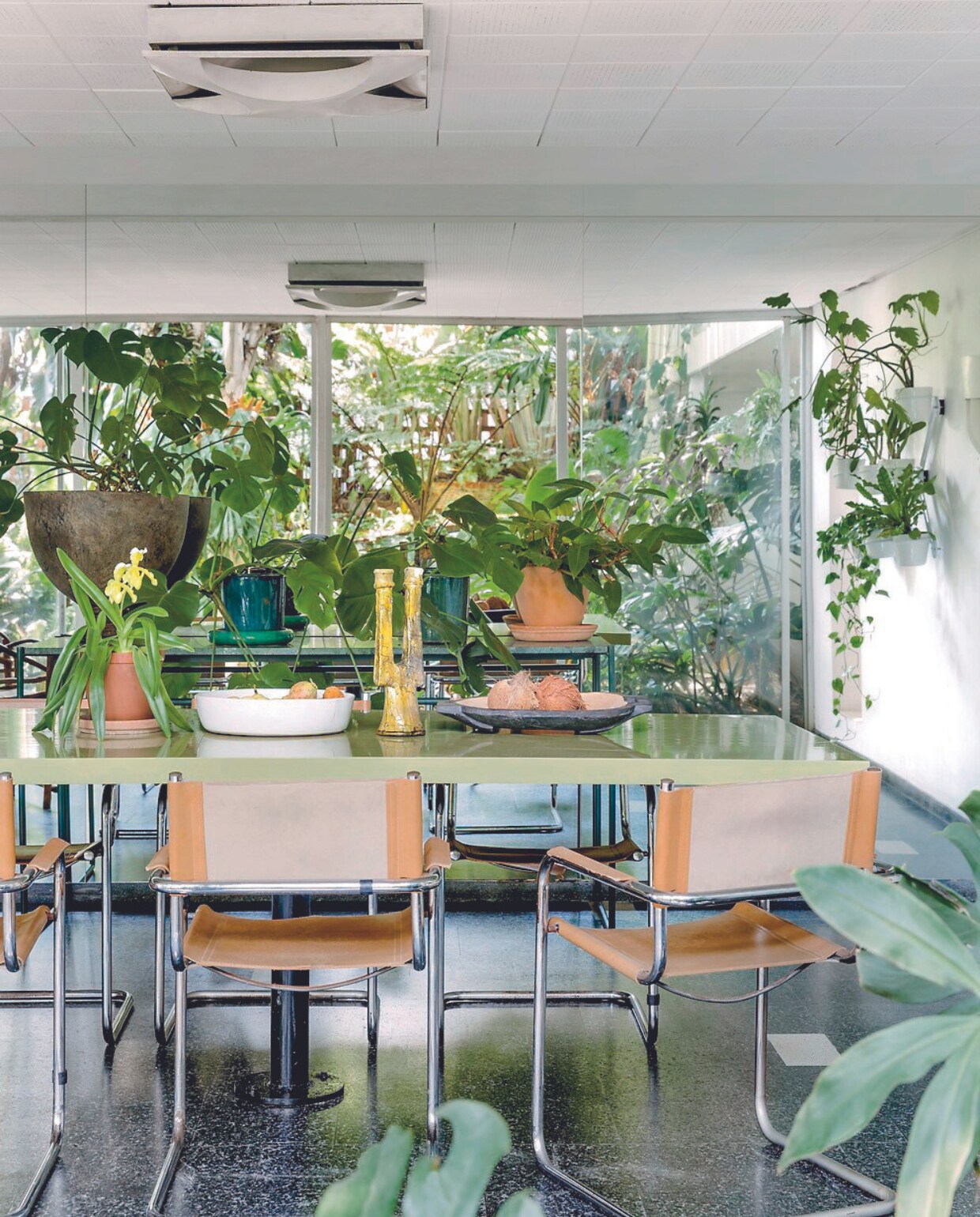 Vloer terrazzo. Eettafel bevestigd aan de vloer, behorend bij het huis. Stoelen Marcel Breuer via Gumtree. vtwonen binnenkijkspecial 07-2024 | productie Living Inside | styling Luanne Toms | fotografie Lar Photography
