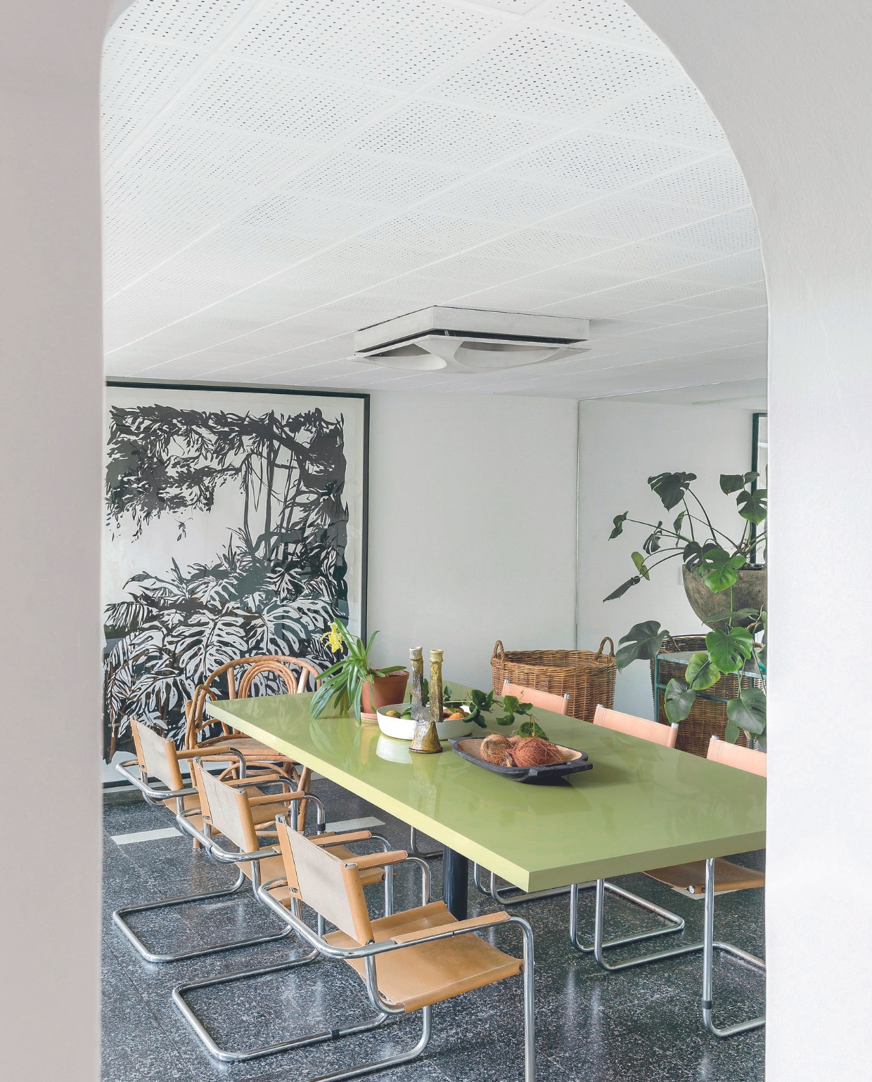 Vloer terrazzo. Eettafel bevestigd aan de vloer, behorend bij het huis. Stoelen Marcel Breuer via Gumtree, kunstwerk Nikhil Tricam. vtwonen binnenkijkspecial 07-2024 | productie Living Inside | styling Luanne Toms | fotografie Lar Photography