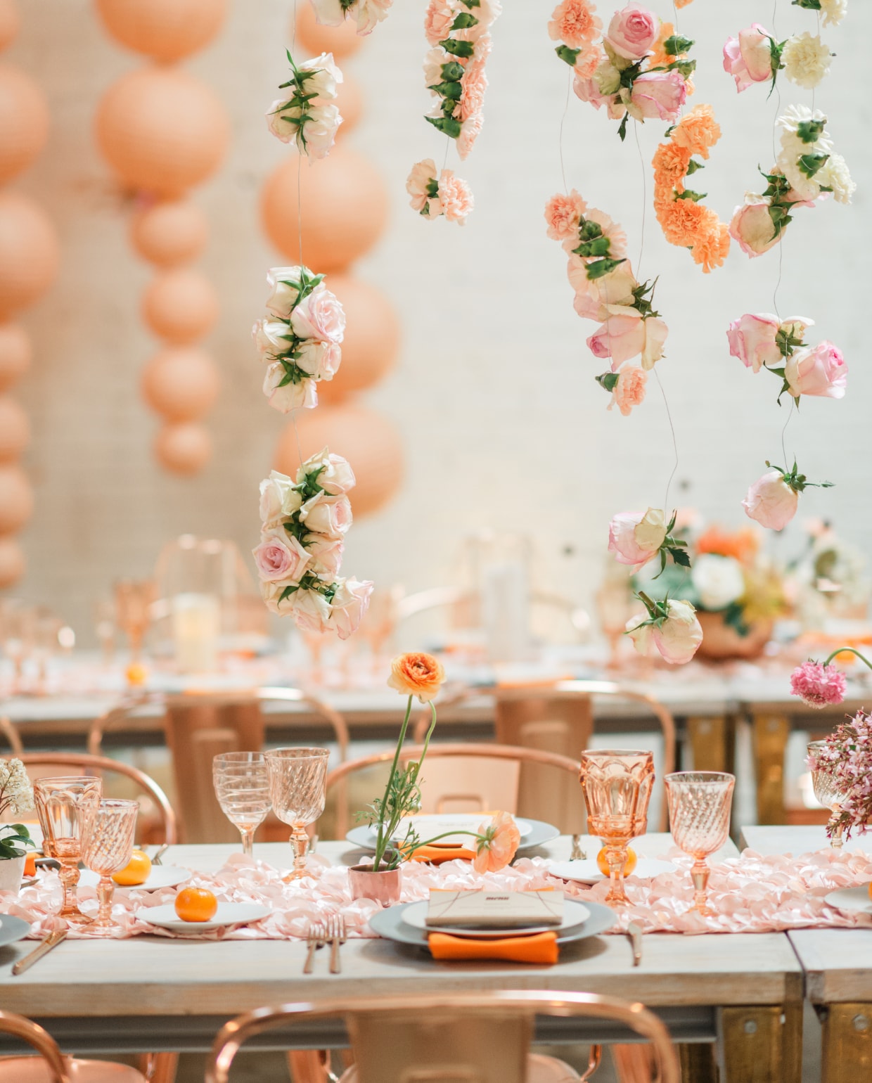 Decoreren in pasteltinten geeft de eettafel een feestelijke uitstraling. Kies bijvoorbeeld voor een tafelkleed en wat servies in pasteltinten of ga voor een papieren tafelloper in de juiste kleur. Ook leuk: verf de bodem van glazen flessen (voor water) en conservenpotjes (om uit te drinken) in pasteltinten. De gedekte tafel wordt extra vrolijk met mooie bloemen of takken boven de tafel. Met twee slingerklemmetjes en visdraad hang je ze mooi ‘blind’ op, en bovendien krijg je zo geen gaten in het plafond of de muren. vtwonen 10-2019 | fotografie Jeroen van der Spek | styling Cleo Scheulderman