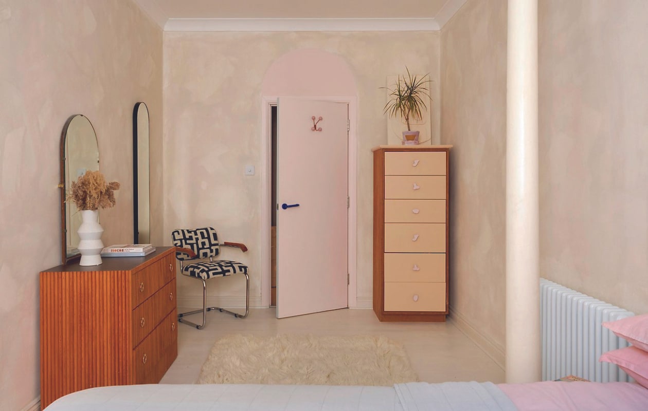 Hoge ladekast uit Sophies kinderkamer, betonnen handgrepen Etsy. Ladekast en spiegel op ladekast vintage, lange spiegel Made, vloerkleed Heals. vtwonen 08-2024 | fotografie Rachael Smith