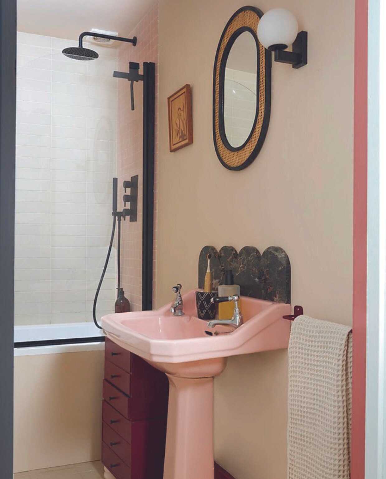 Vintage wastafel eBay, marmer boven wastafel zelfontworpen, gemaakt door Paragon Stone. Kast customized Ikea vtwonen 08-2024 | fotografie Rachael Smith