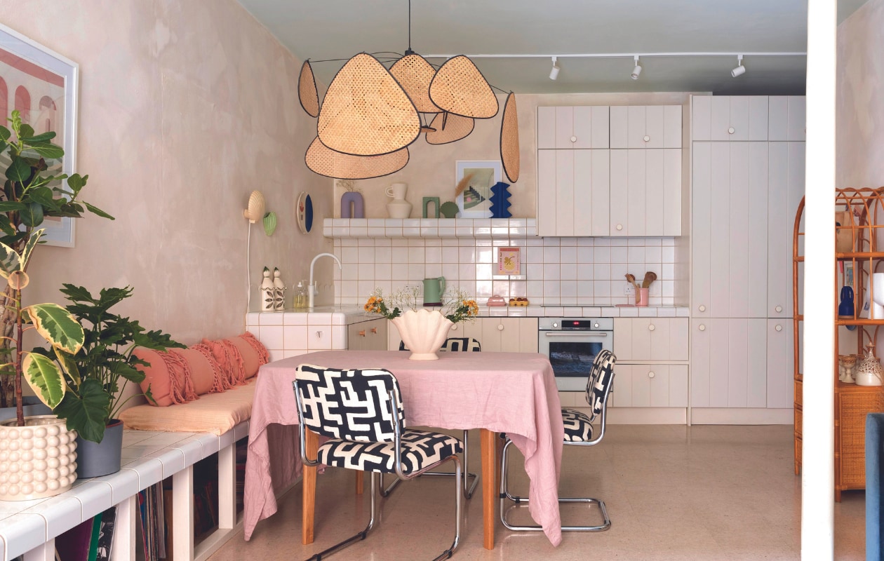 Stoelen vintage Marcel Breuer, bekleding Kravet via GP&amp;J Baker. Hanglamp Market Set, vaas op tafel H&amp;M, kurkvloer First Floor, tegels Dtile. Kunstwerken Charlotte Taylor. vtwonen 08-2024 | fotografie Rachael Smith