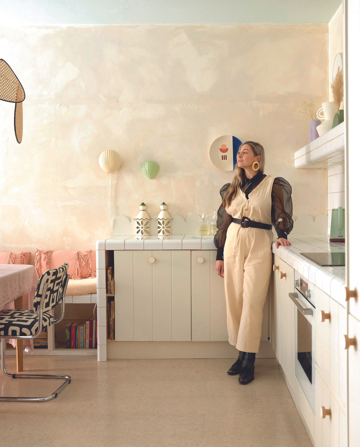 Stoel vintage Marcel Breuer, bekleding Kravet via GP&amp;J Baker. Schelpenlamp HKliving, groene schelp Los Objetos Decorativos via Pelican Story. Tegels Dtile, waterkoker Hay. vtwonen 08-2024 | fotografie Rachael Smith